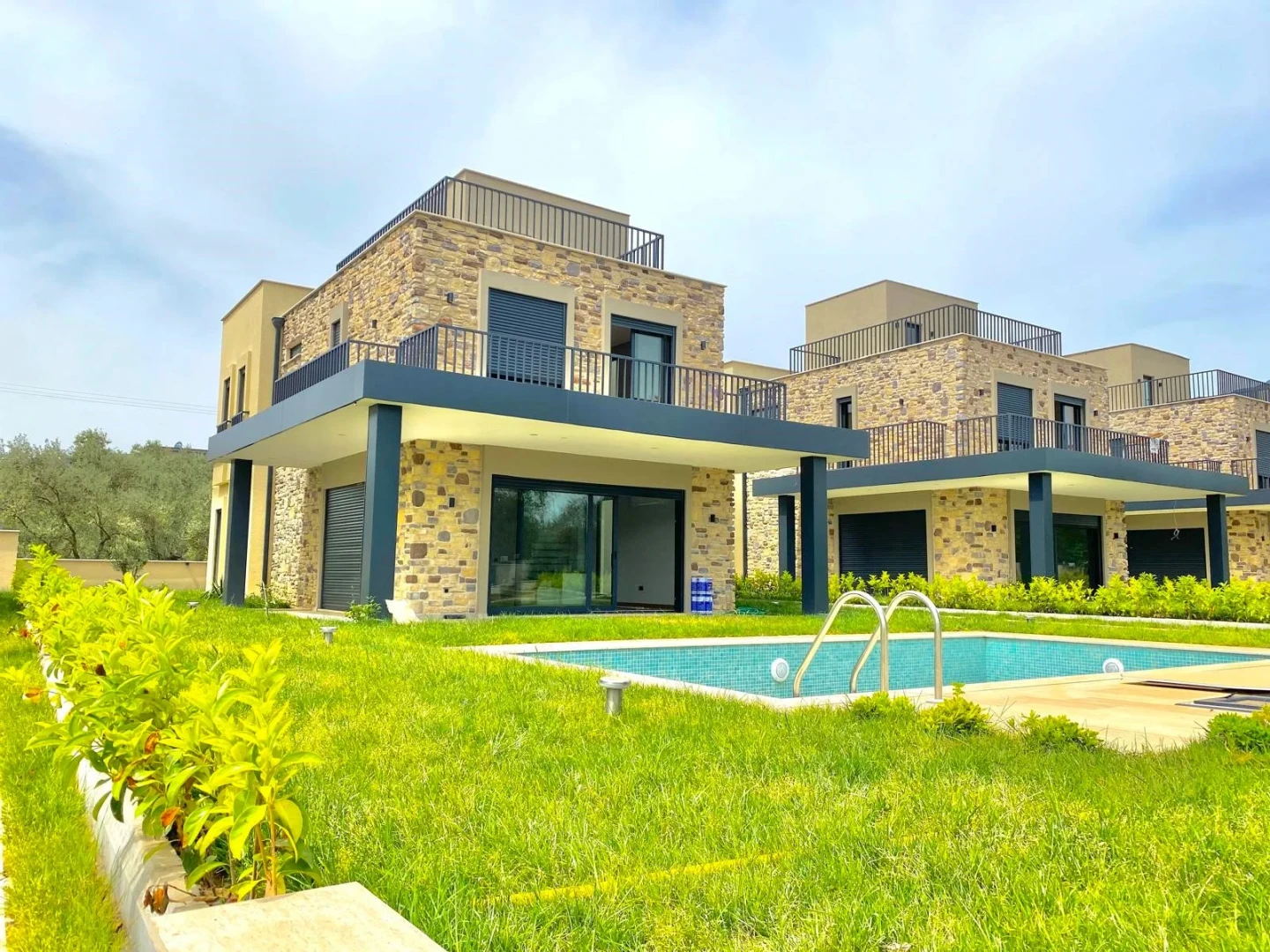 YÜKSELDEN GÜREDE ÖZEL TASARIM MİMARIYA SAHİP HAVUZLU 4+1 VİLLA