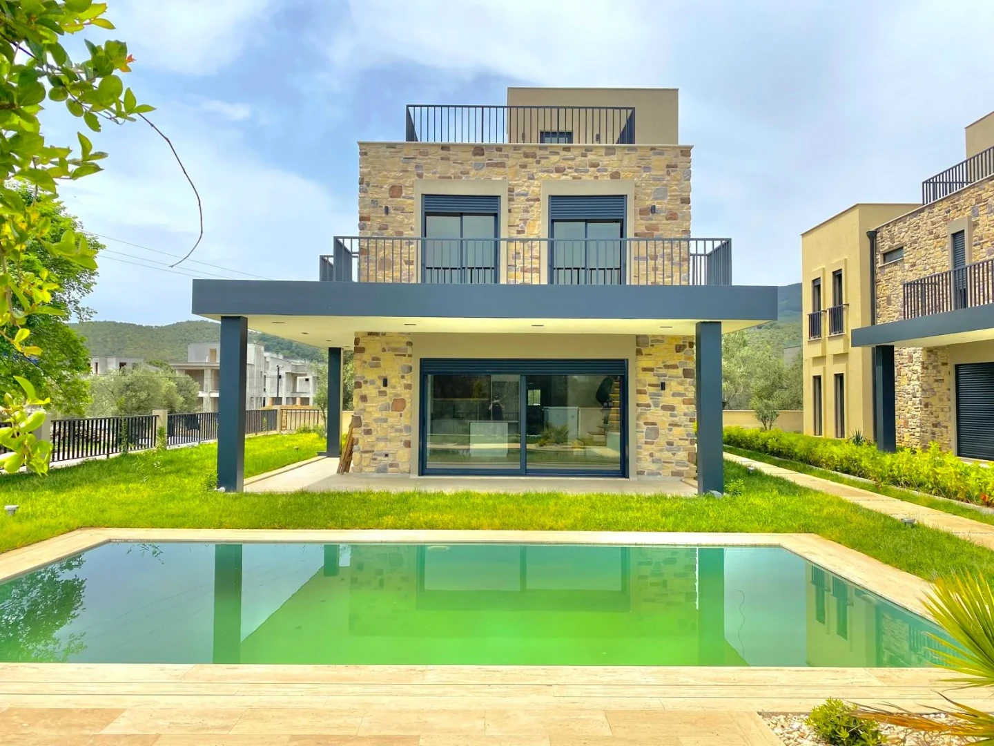 YÜKSELDEN GÜREDE ÖZEL TASARIM MİMARIYA SAHİP HAVUZLU 4+1 VİLLA