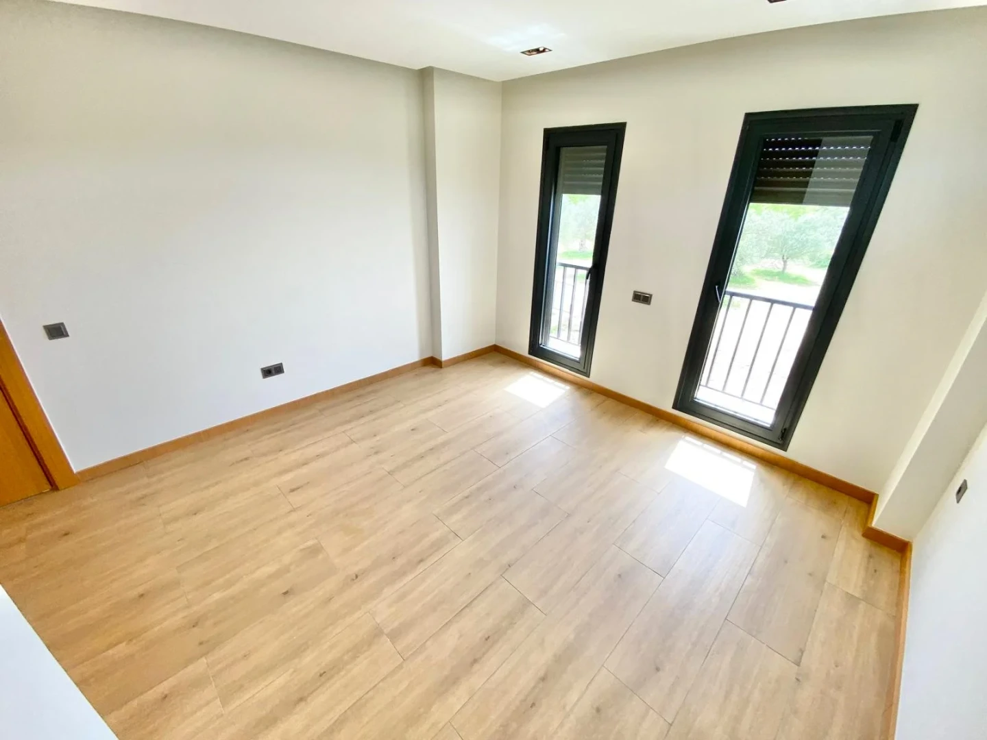 YÜKSELDEN GÜREDE ÖZEL TASARIM MİMARIYA SAHİP HAVUZLU 4+1 VİLLA