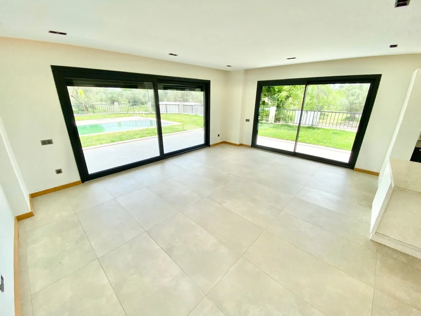 YÜKSELDEN GÜREDE ÖZEL TASARIM MİMARIYA SAHİP HAVUZLU 4+1 VİLLA