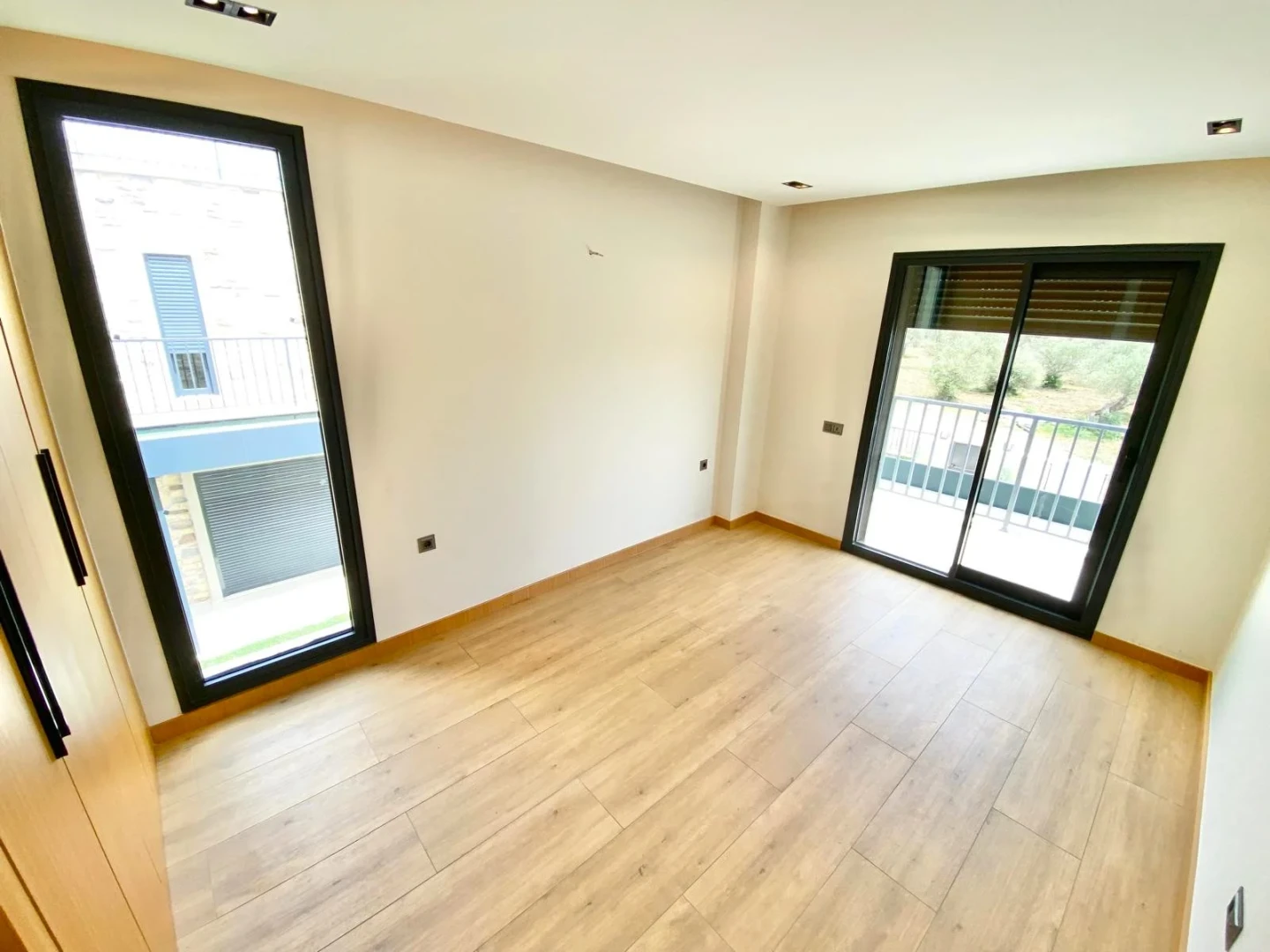 YÜKSELDEN GÜREDE ÖZEL TASARIM MİMARIYA SAHİP HAVUZLU 4+1 VİLLA