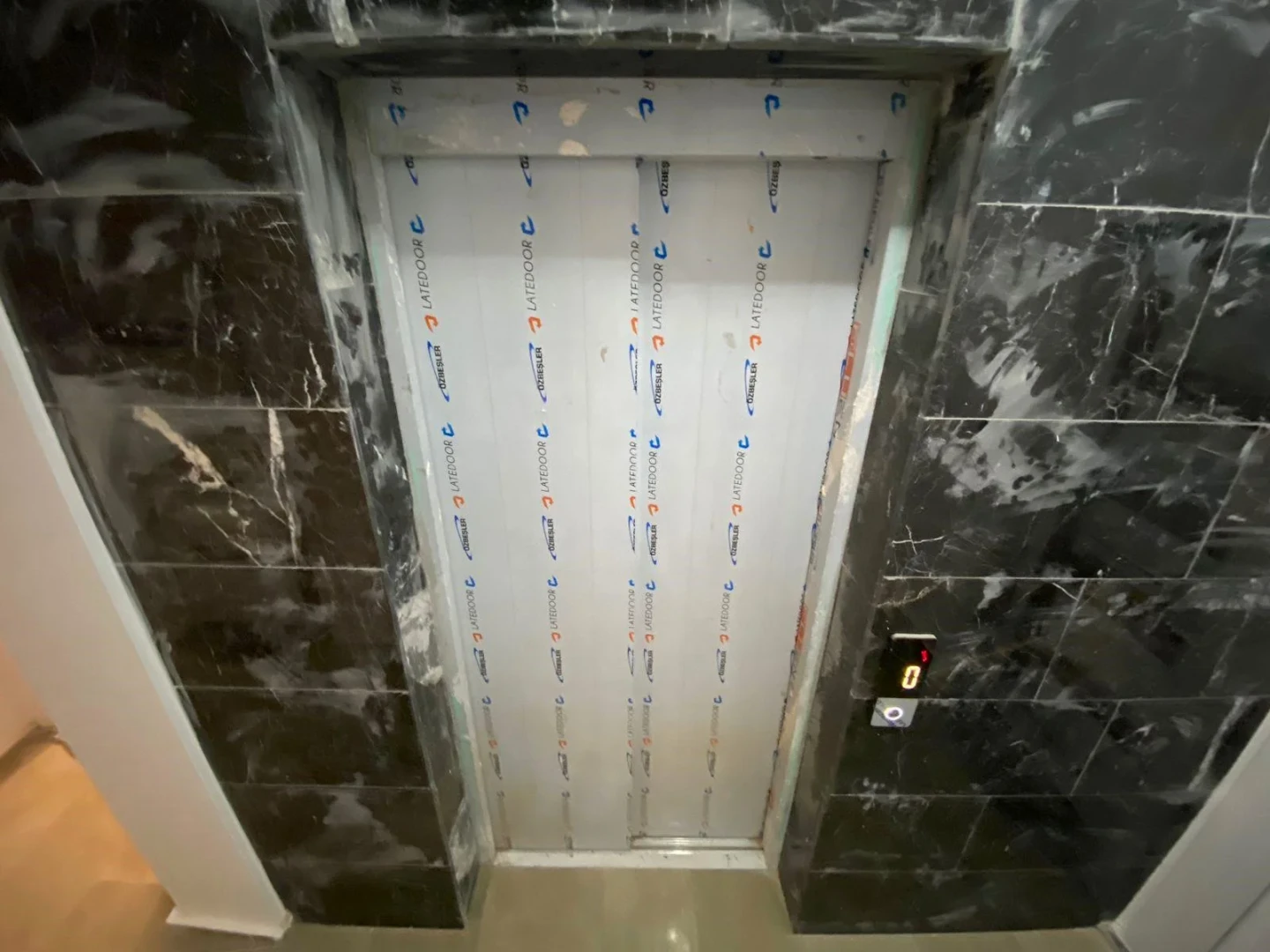 YÜKSELDEN ALTINKUMDA AYRI MUTFAK ÖN CEPHE SATILIK 2+1SIFIR DAİRE