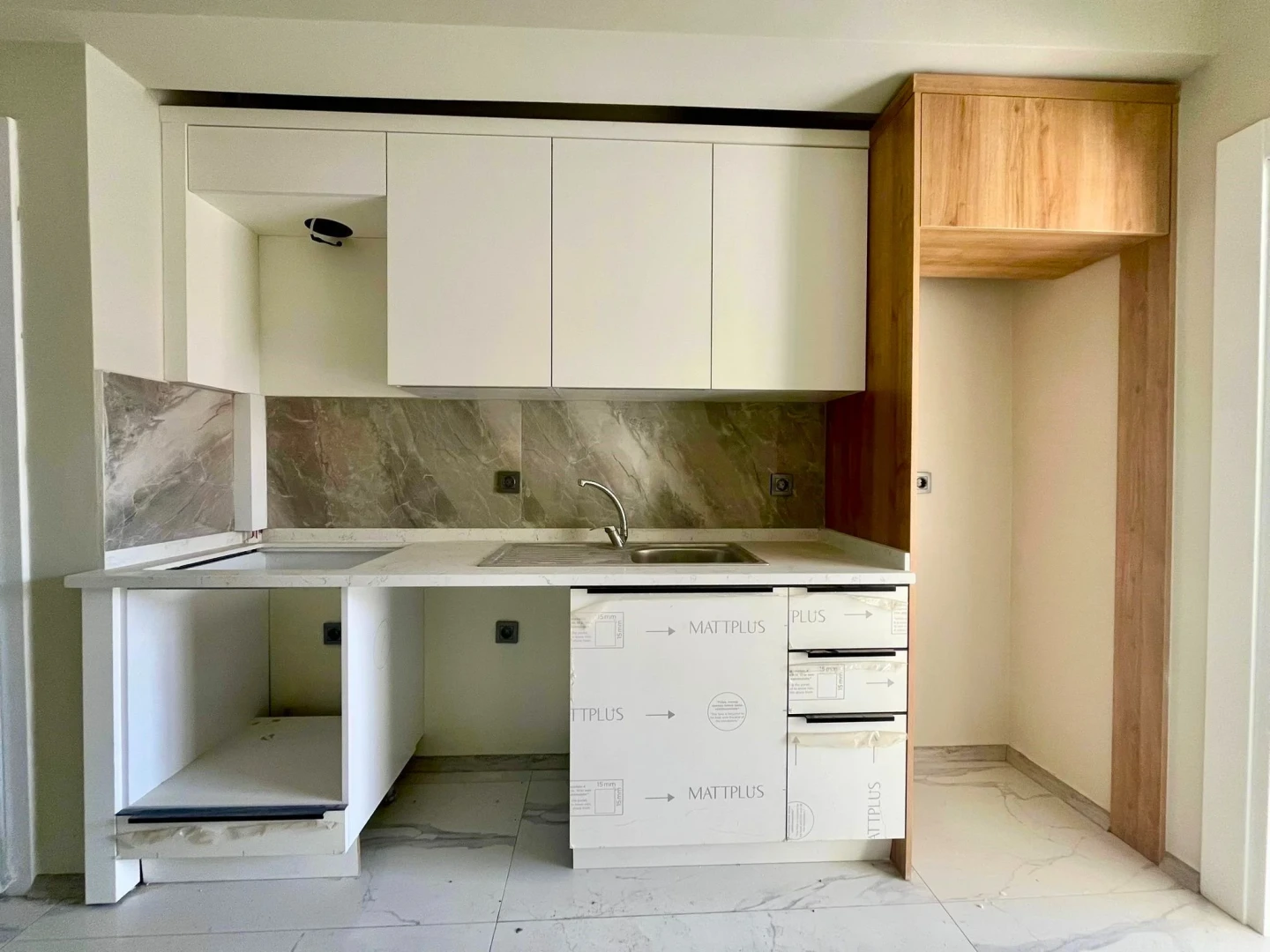 YÜKSELDEN BÖLGENİN EN GÖZDE SEMTİ ZEYTİNLİ MERKEZDE SATILIK 1+1!