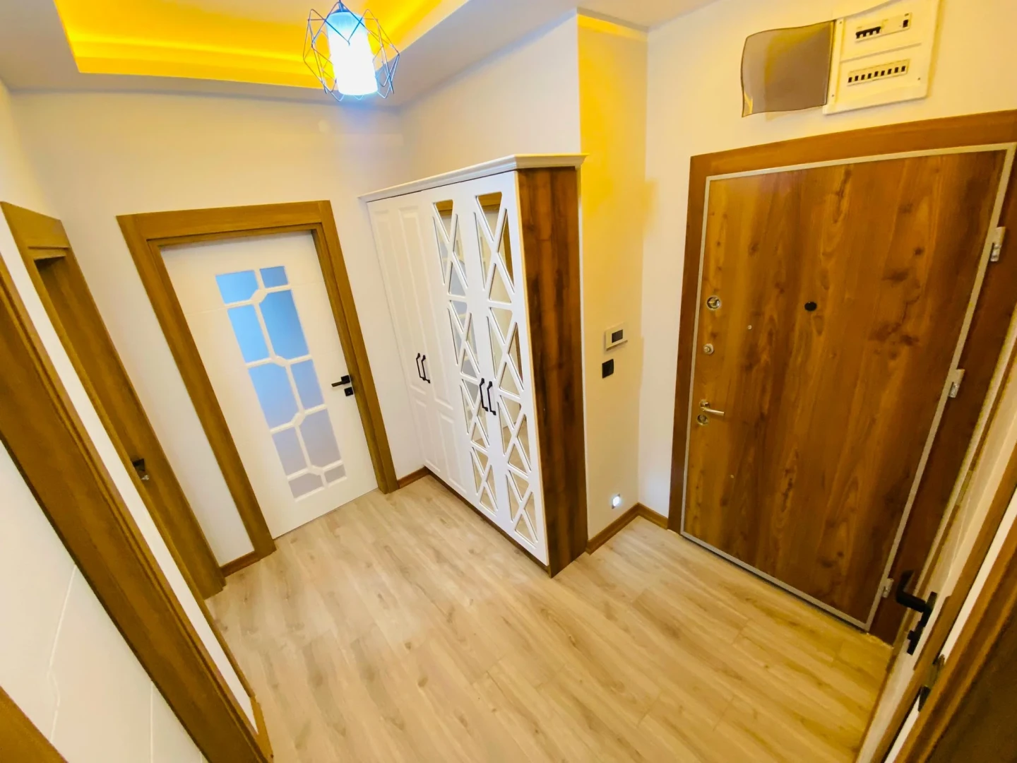 YÜKSELDEN ALTINKUMDA AYRI MUTFAK ARA KAT LÜKS SATILIK 2+1 DAİRE