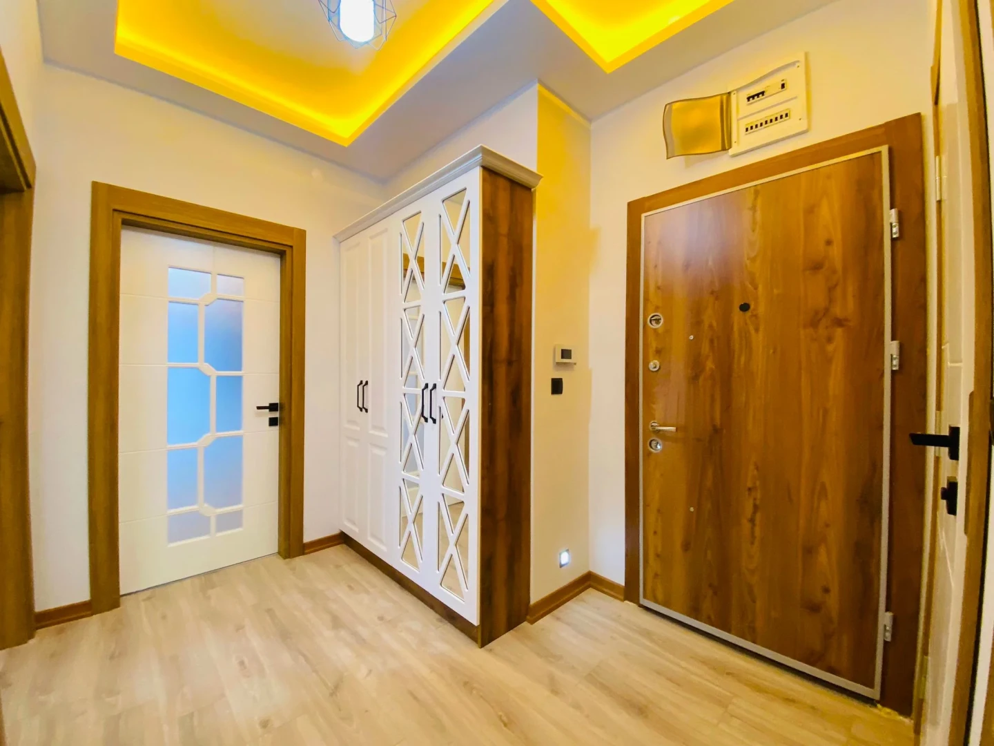 YÜKSELDEN ALTINKUMDA AYRI MUTFAK ARA KAT LÜKS SATILIK 2+1 DAİRE