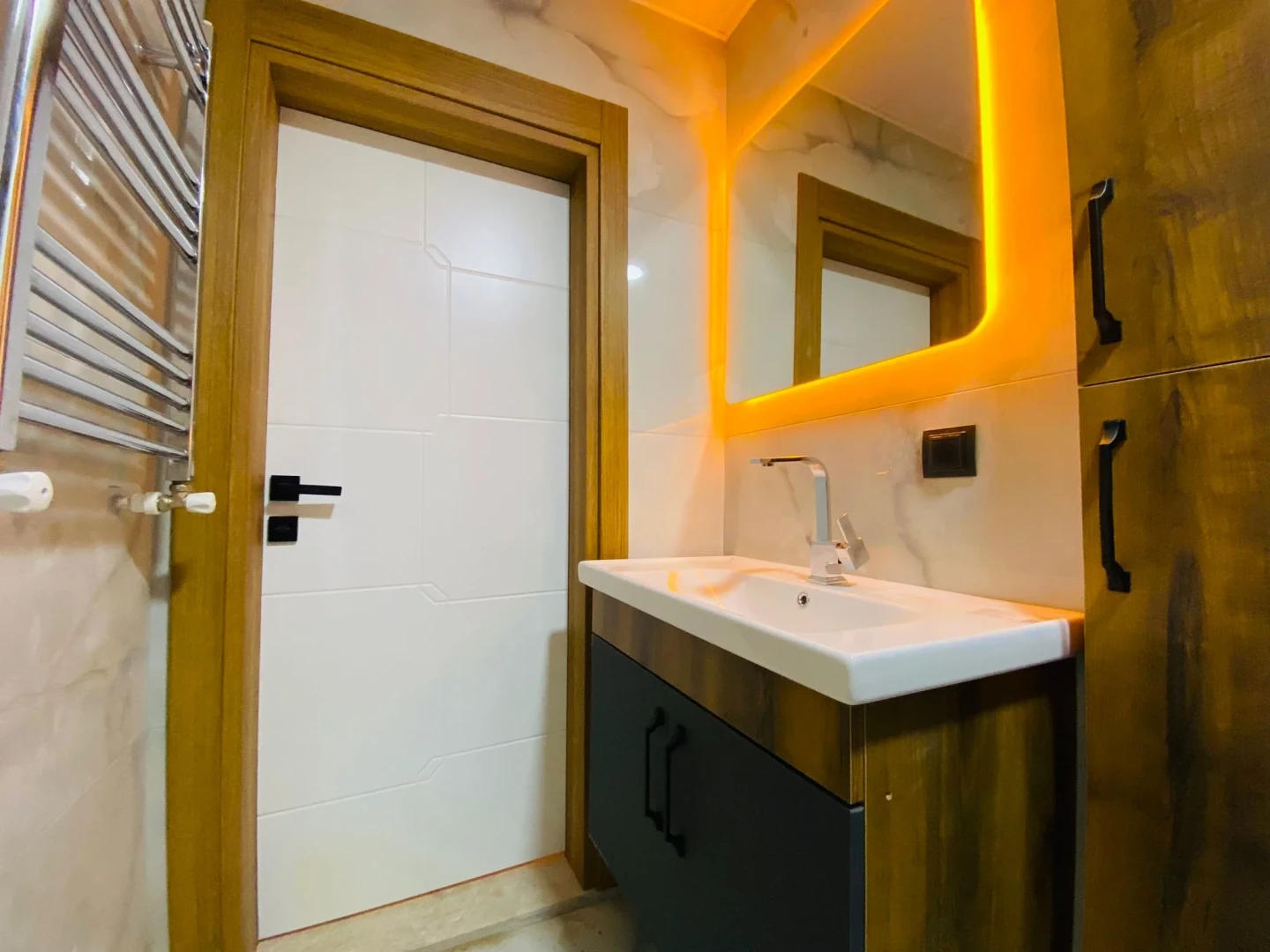 YÜKSELDEN ALTINKUMDA AYRI MUTFAK ARA KAT LÜKS SATILIK 2+1 DAİRE