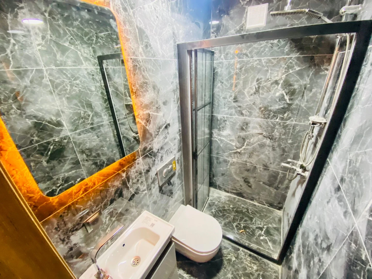 YÜKSELDEN ALTINKUMDA AYRI MUTFAK ARA KAT LÜKS SATILIK 2+1 DAİRE
