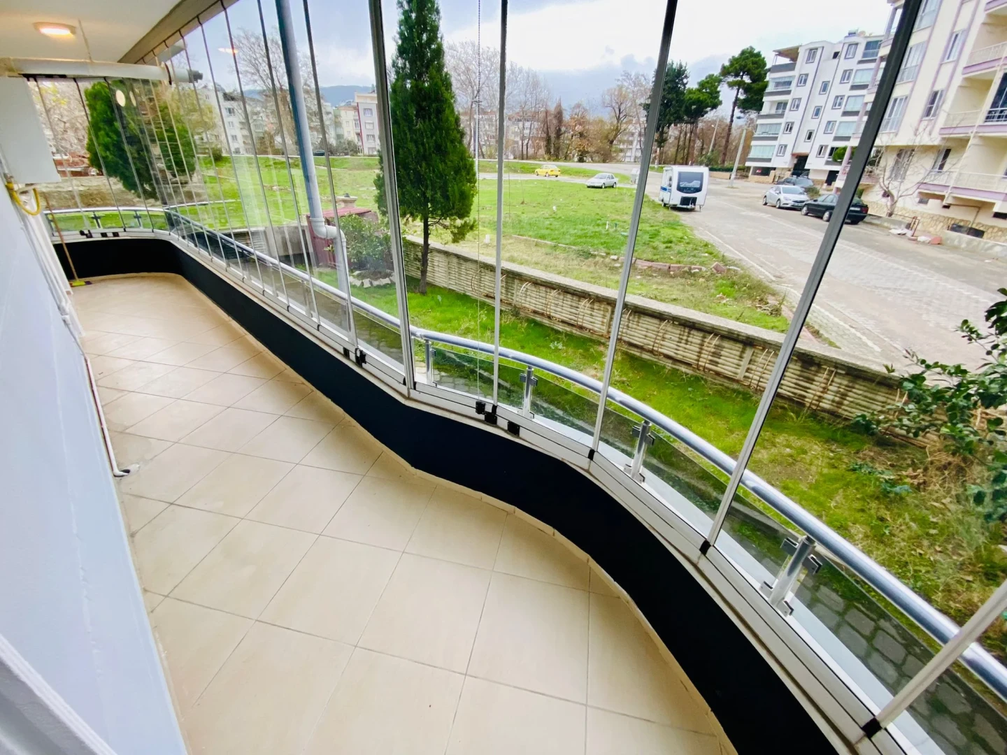 YÜKSELDEN İKİZÇAYDA EMSALSİZ MANZARA VE BALKON SATILIK 2+1 DAİRE