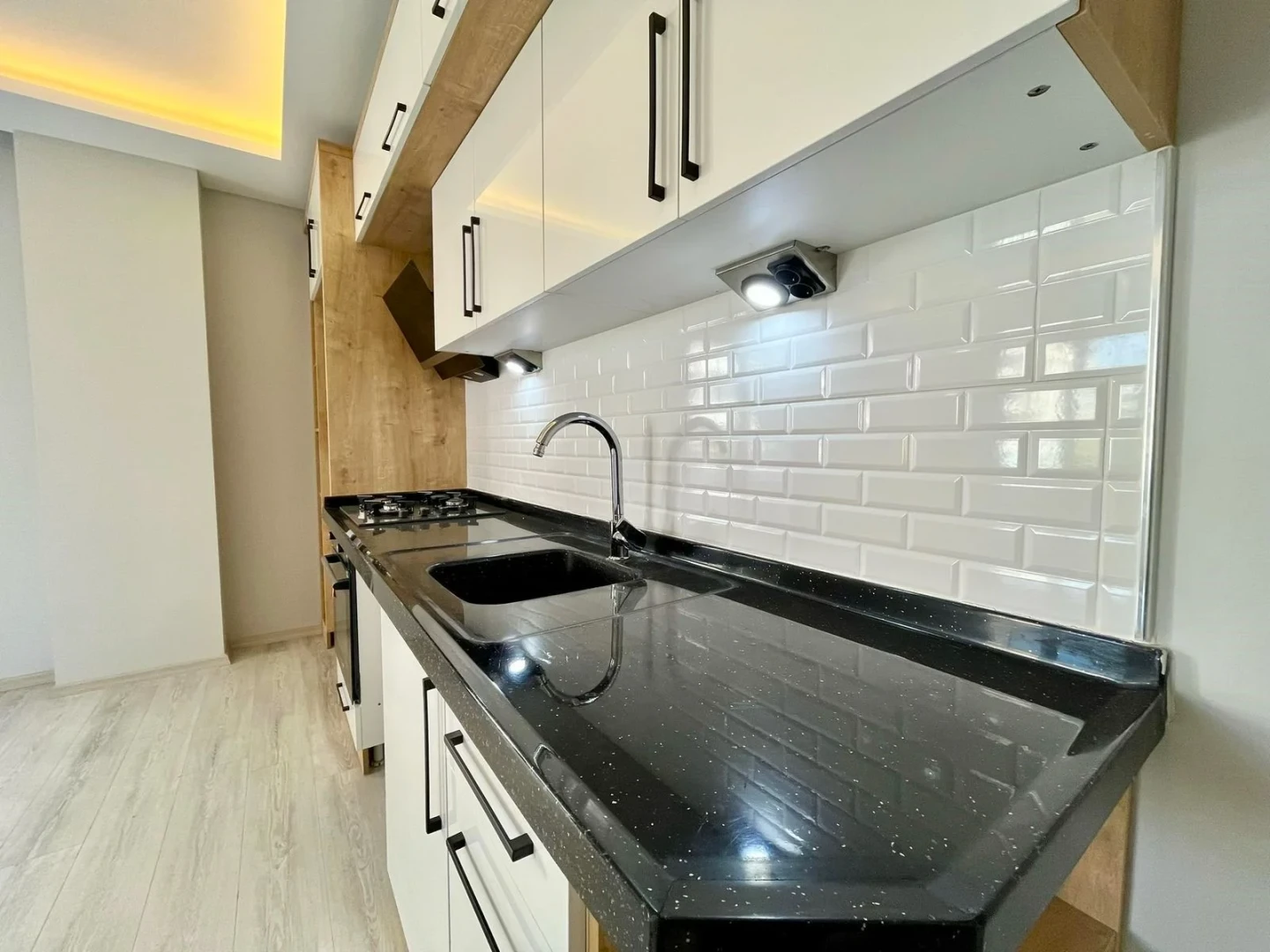 YÜKSELDEN ÖN CEPHE SIFIR BİNADA GENİŞ VE LÜKS SATILIK 2+1 DAİRE