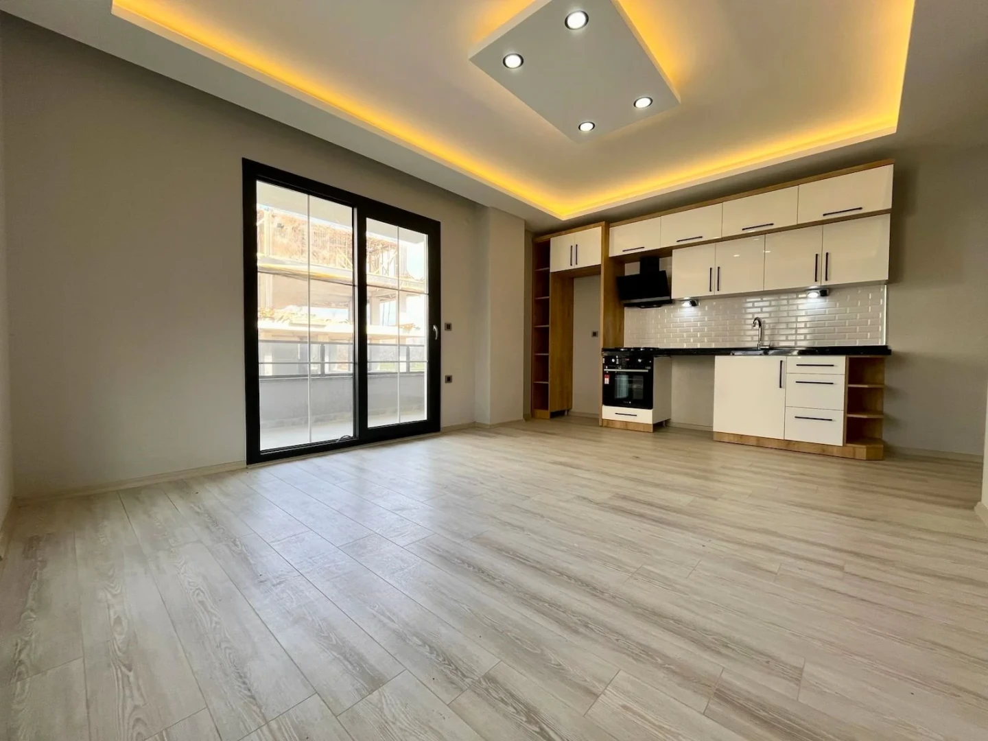 YÜKSELDEN ÖN CEPHE SIFIR BİNADA GENİŞ VE LÜKS SATILIK 2+1 DAİRE