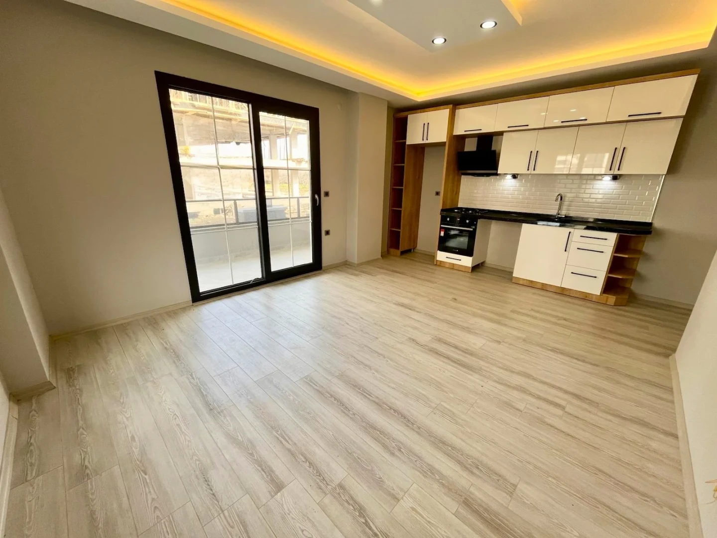 YÜKSELDEN ÖN CEPHE SIFIR BİNADA GENİŞ VE LÜKS SATILIK 2+1 DAİRE