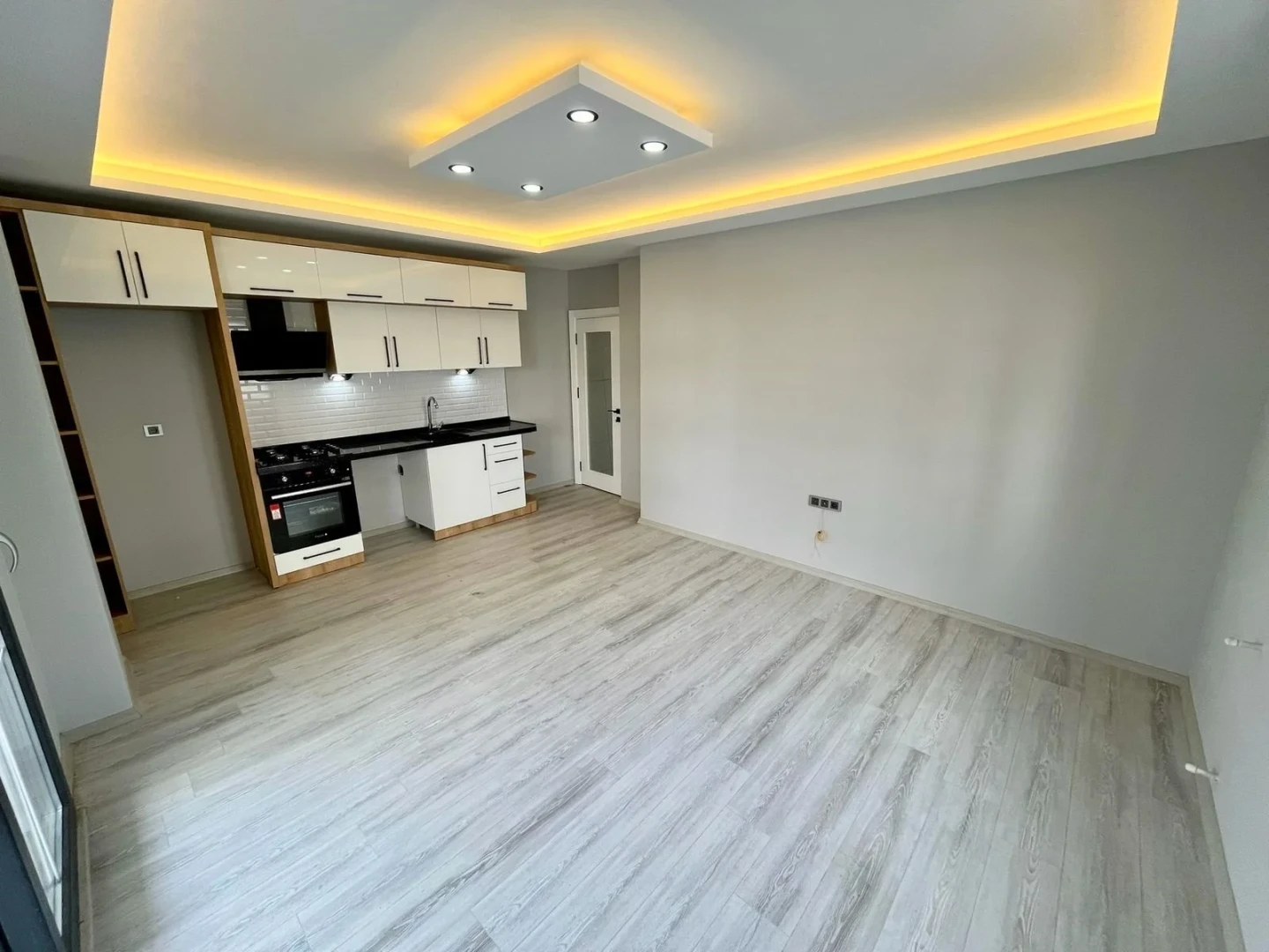 YÜKSELDEN ÖN CEPHE SIFIR BİNADA GENİŞ VE LÜKS SATILIK 2+1 DAİRE