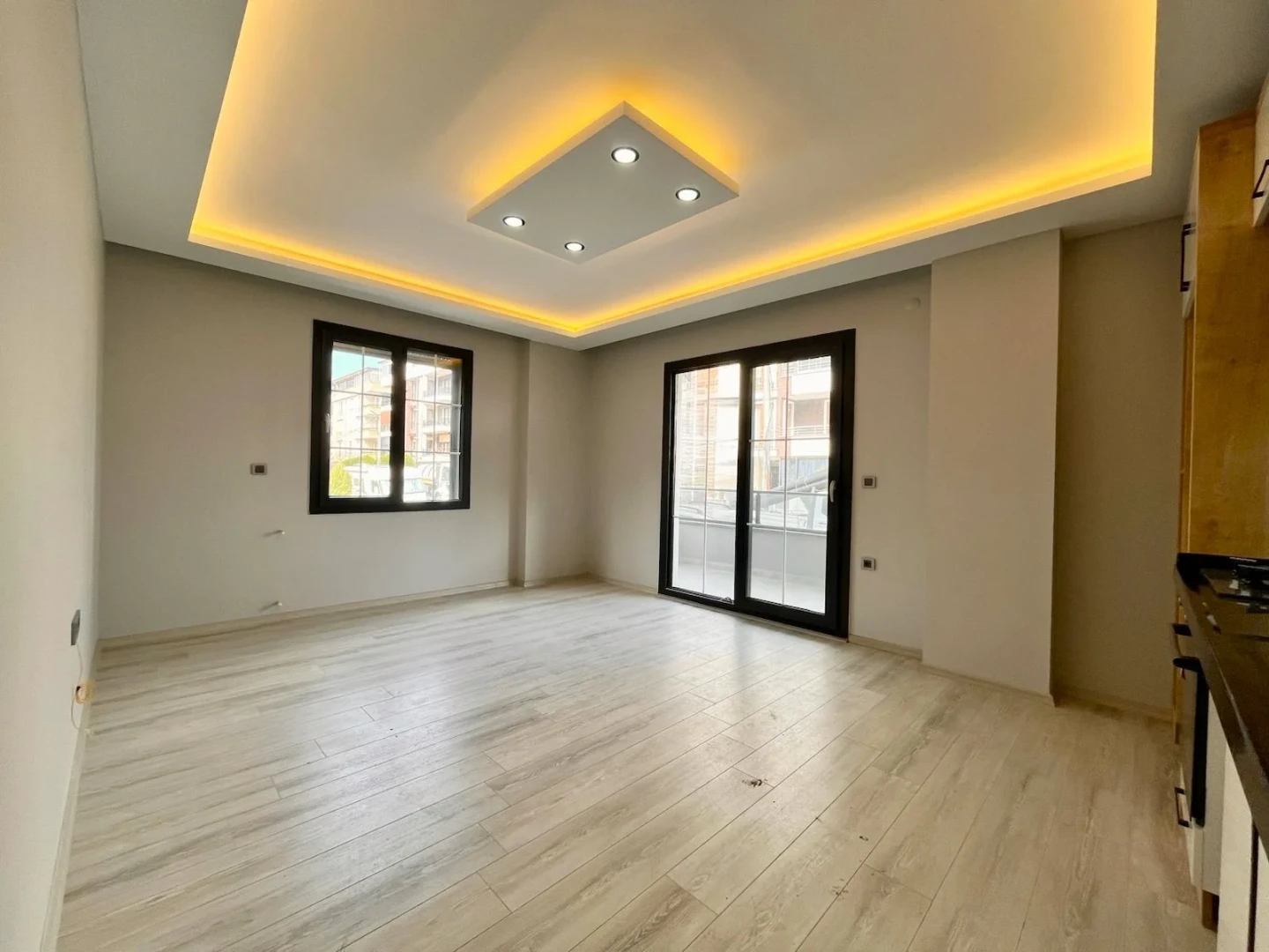 YÜKSELDEN ÖN CEPHE SIFIR BİNADA GENİŞ VE LÜKS SATILIK 2+1 DAİRE