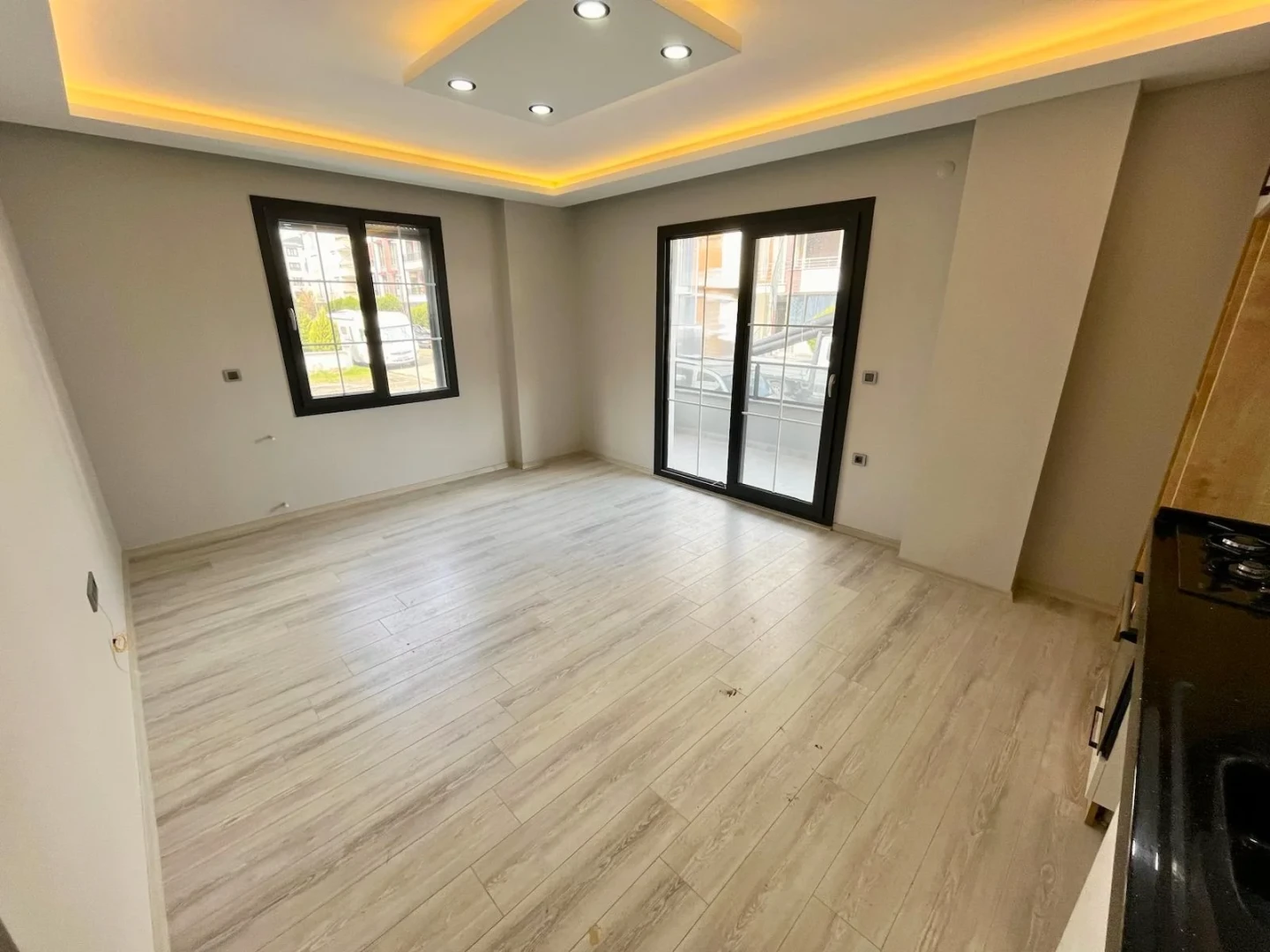 YÜKSELDEN ÖN CEPHE SIFIR BİNADA GENİŞ VE LÜKS SATILIK 2+1 DAİRE