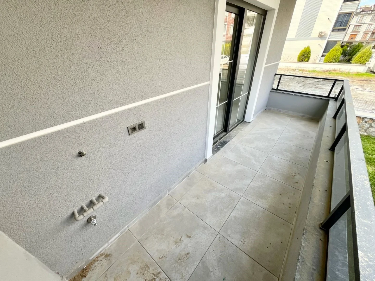 YÜKSELDEN ÖN CEPHE SIFIR BİNADA GENİŞ VE LÜKS SATILIK 2+1 DAİRE