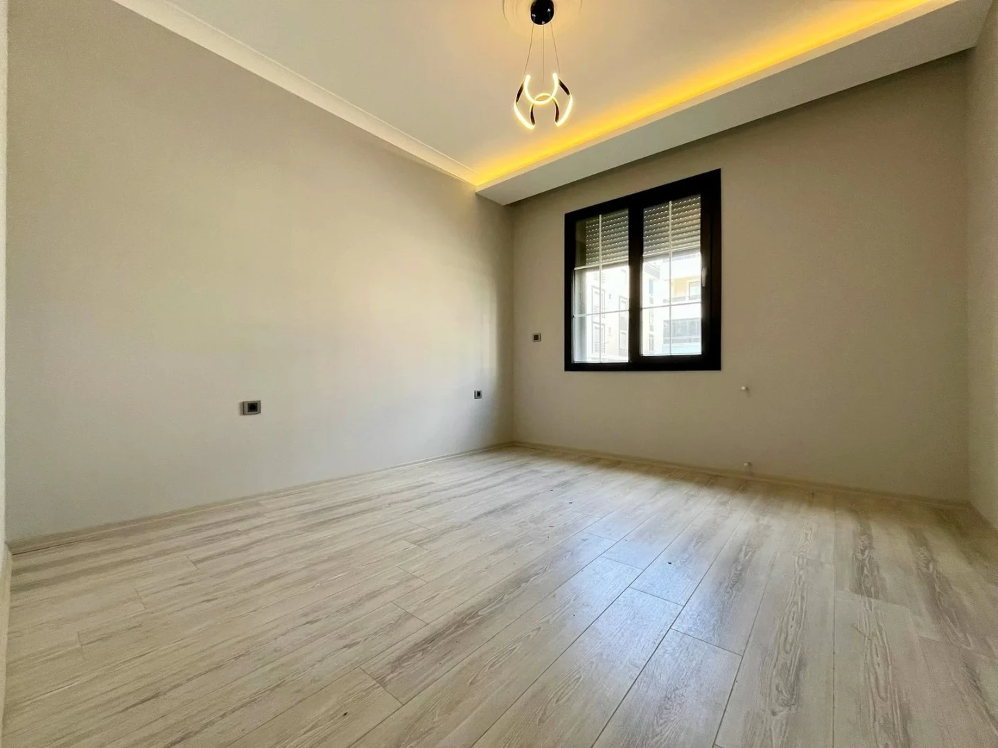 YÜKSELDEN ÖN CEPHE SIFIR BİNADA GENİŞ VE LÜKS SATILIK 2+1 DAİRE