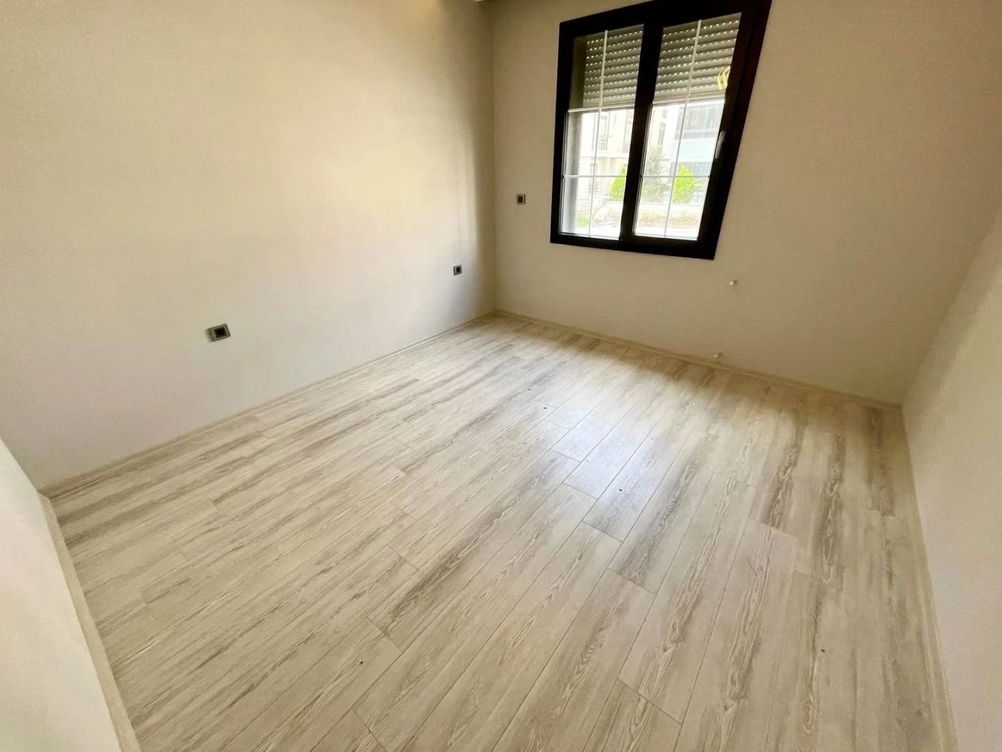 YÜKSELDEN ÖN CEPHE SIFIR BİNADA GENİŞ VE LÜKS SATILIK 2+1 DAİRE