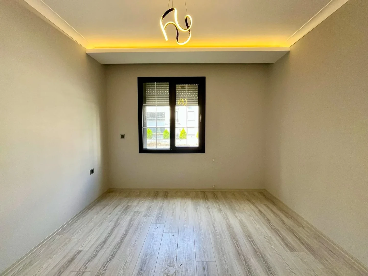 YÜKSELDEN ÖN CEPHE SIFIR BİNADA GENİŞ VE LÜKS SATILIK 2+1 DAİRE