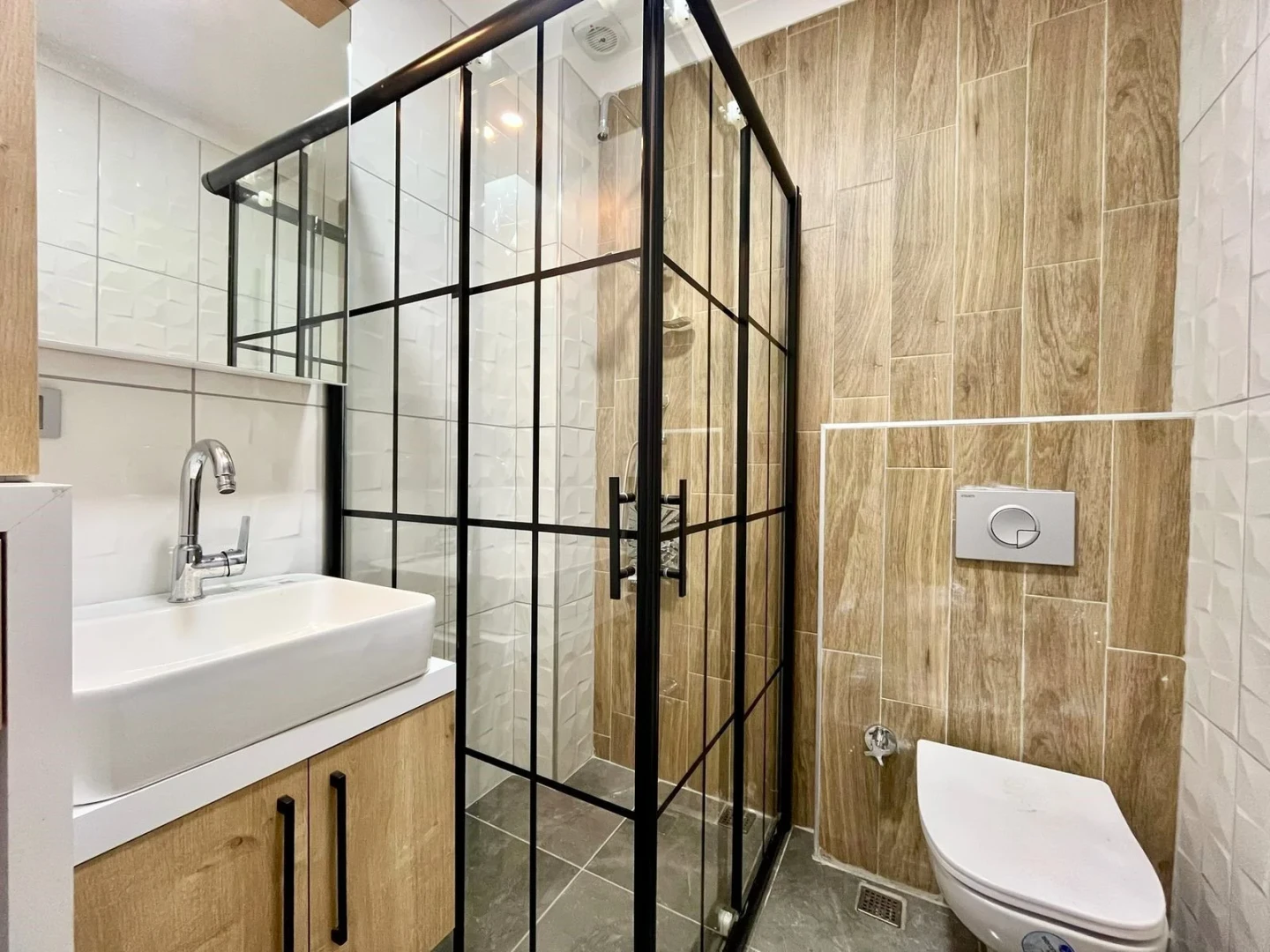 YÜKSELDEN ÖN CEPHE SIFIR BİNADA GENİŞ VE LÜKS SATILIK 2+1 DAİRE