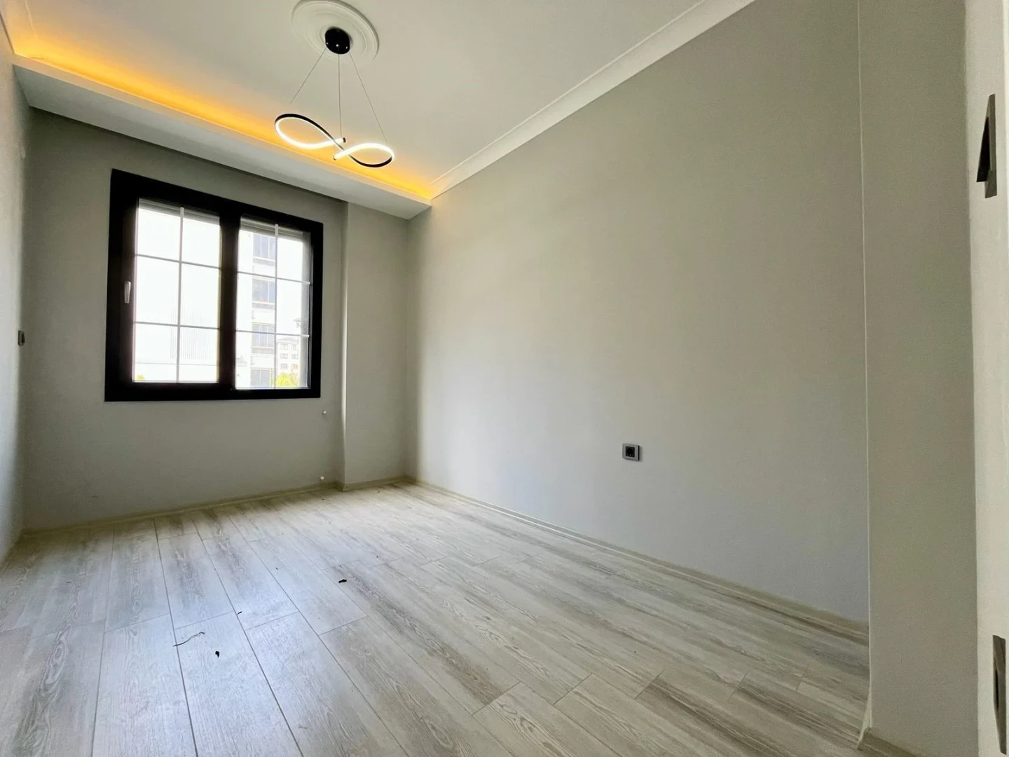 YÜKSELDEN ÖN CEPHE SIFIR BİNADA GENİŞ VE LÜKS SATILIK 2+1 DAİRE