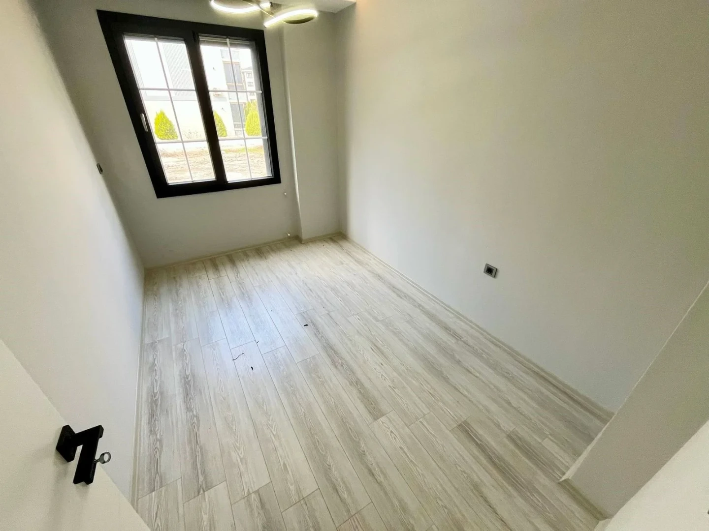 YÜKSELDEN ÖN CEPHE SIFIR BİNADA GENİŞ VE LÜKS SATILIK 2+1 DAİRE