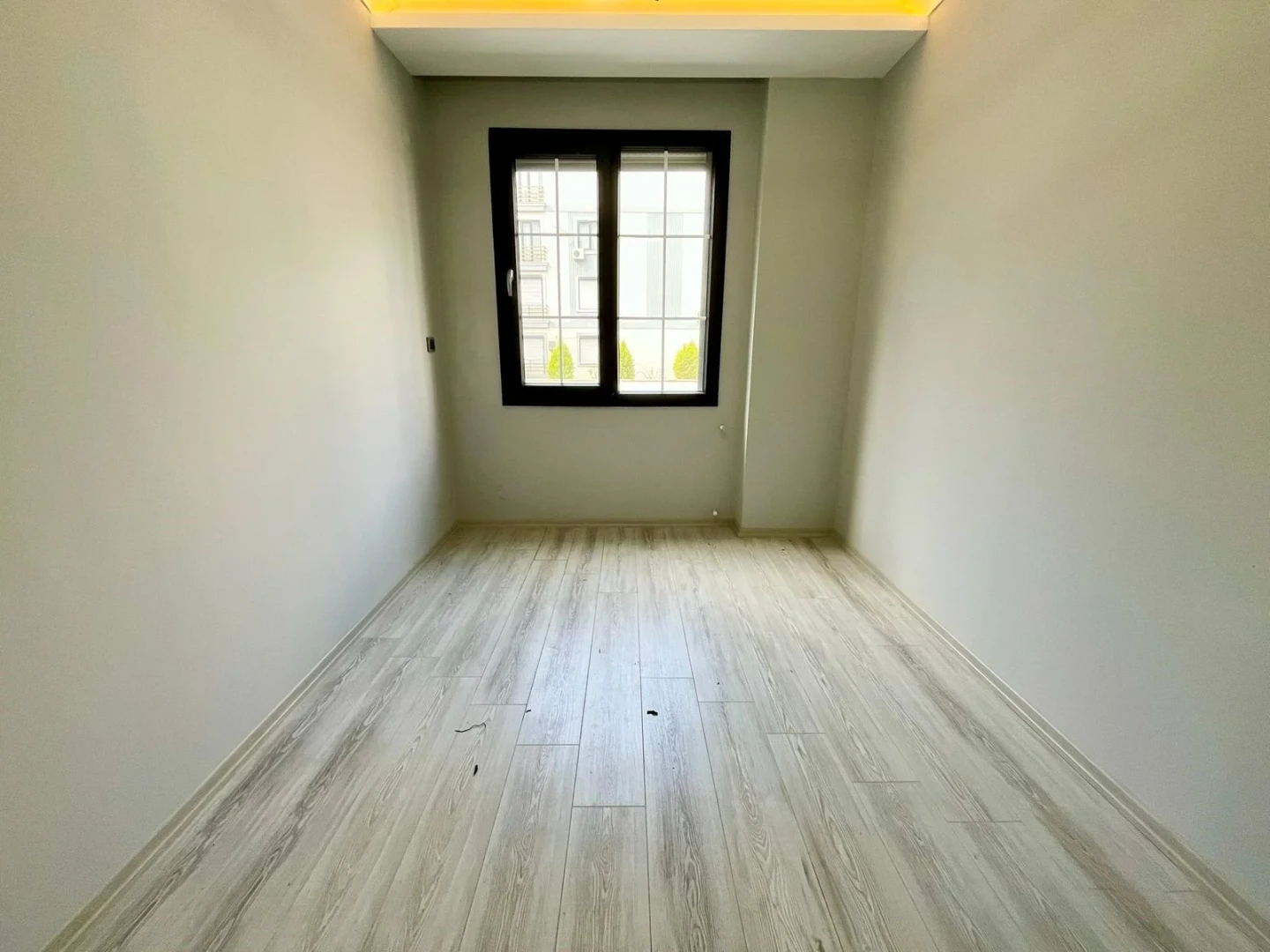 YÜKSELDEN ÖN CEPHE SIFIR BİNADA GENİŞ VE LÜKS SATILIK 2+1 DAİRE
