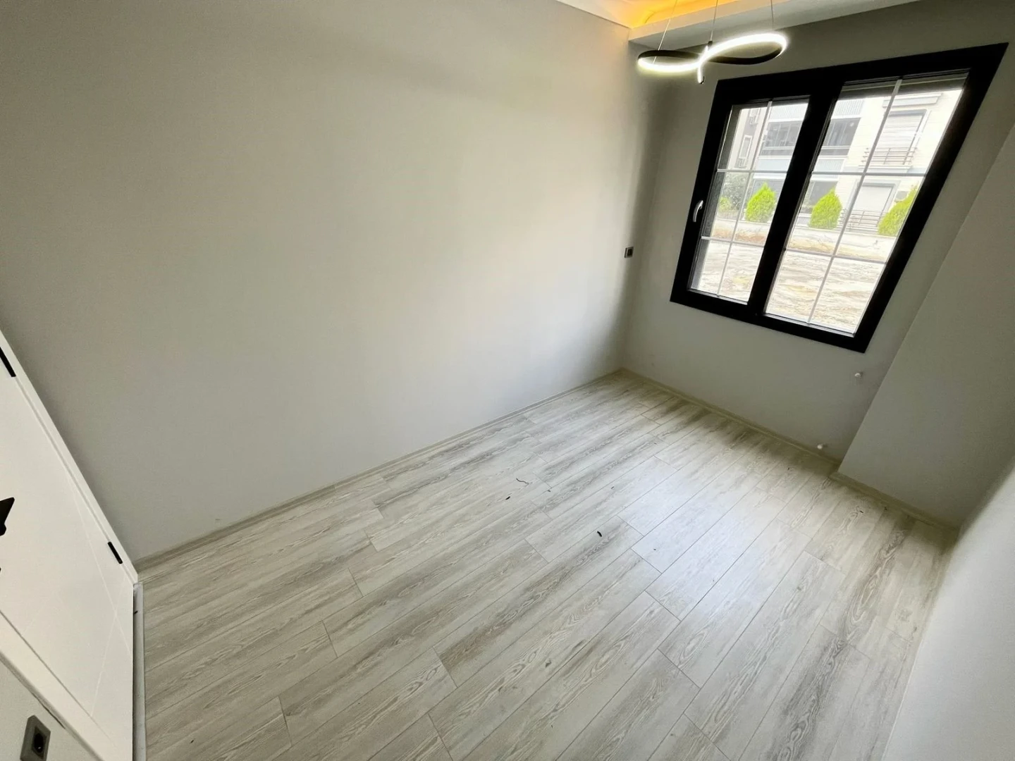 YÜKSELDEN ÖN CEPHE SIFIR BİNADA GENİŞ VE LÜKS SATILIK 2+1 DAİRE
