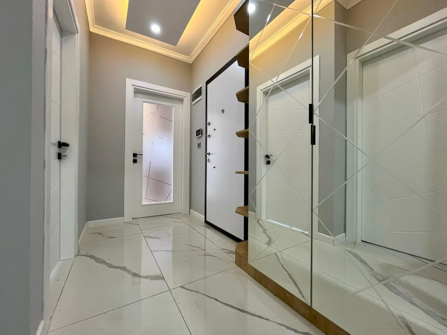 YÜKSELDEN ÖN CEPHE SIFIR BİNADA GENİŞ VE LÜKS SATILIK 2+1 DAİRE
