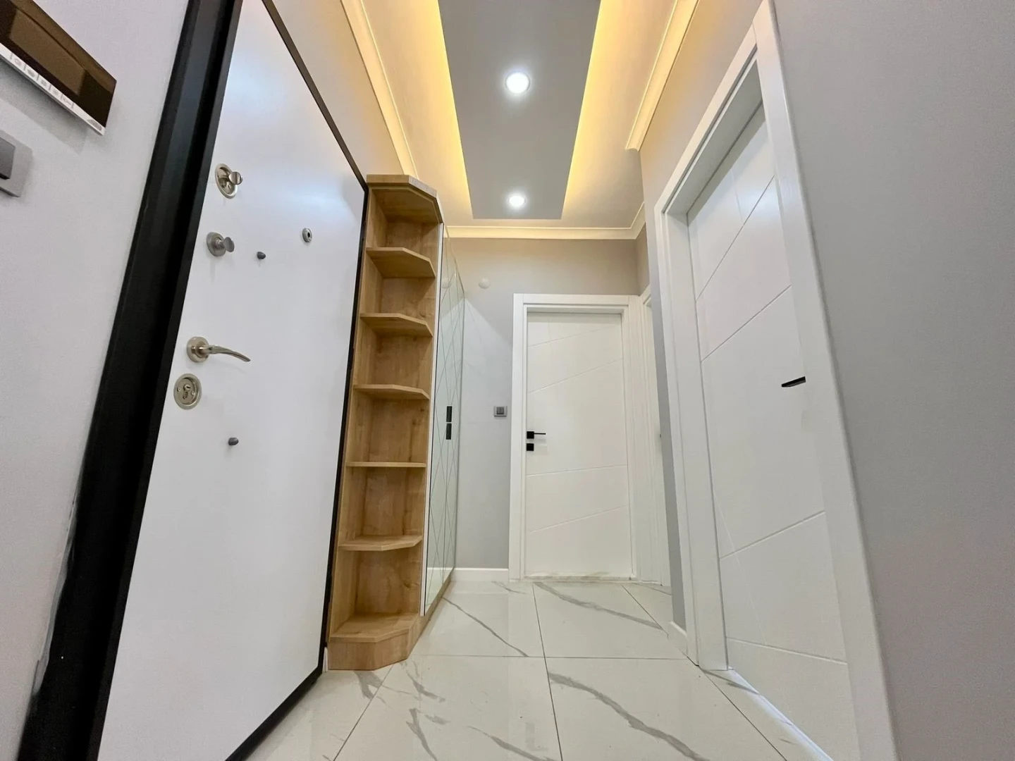YÜKSELDEN ÖN CEPHE SIFIR BİNADA GENİŞ VE LÜKS SATILIK 2+1 DAİRE