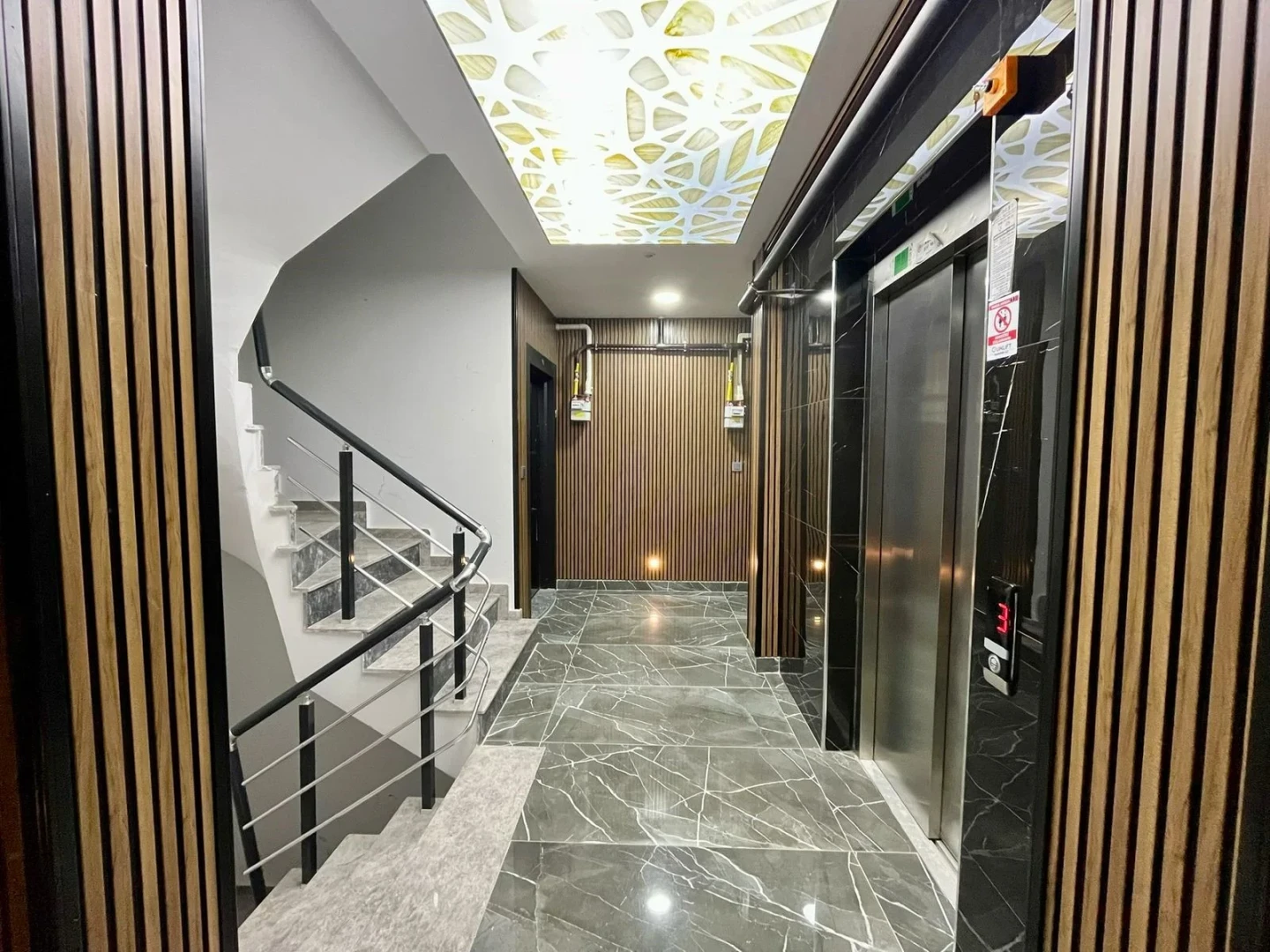 YÜKSELDEN ÖN CEPHE SIFIR BİNADA GENİŞ VE LÜKS SATILIK 2+1 DAİRE
