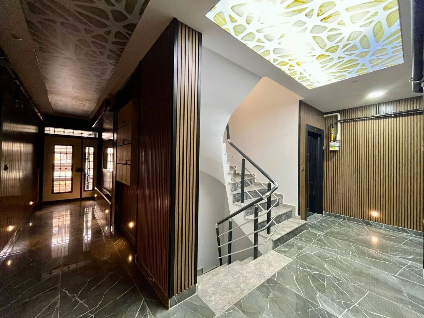 YÜKSELDEN ÖN CEPHE SIFIR BİNADA GENİŞ VE LÜKS SATILIK 2+1 DAİRE