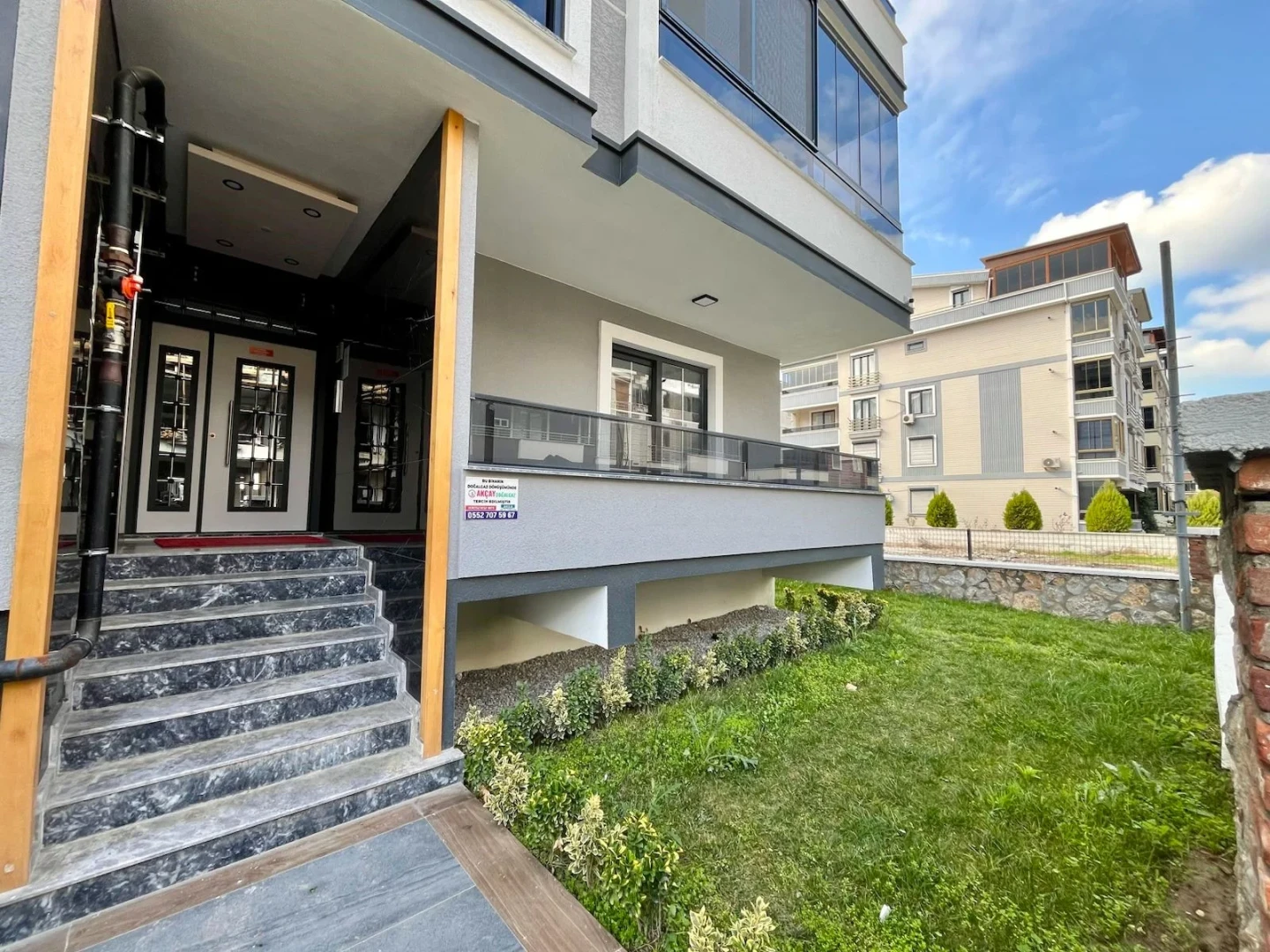 YÜKSELDEN ÖN CEPHE SIFIR BİNADA GENİŞ VE LÜKS SATILIK 2+1 DAİRE