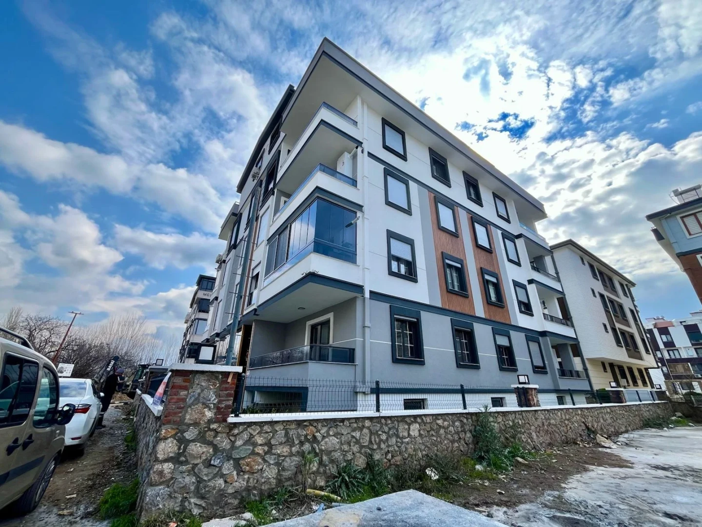 YÜKSELDEN ÖN CEPHE SIFIR BİNADA GENİŞ VE LÜKS SATILIK 2+1 DAİRE