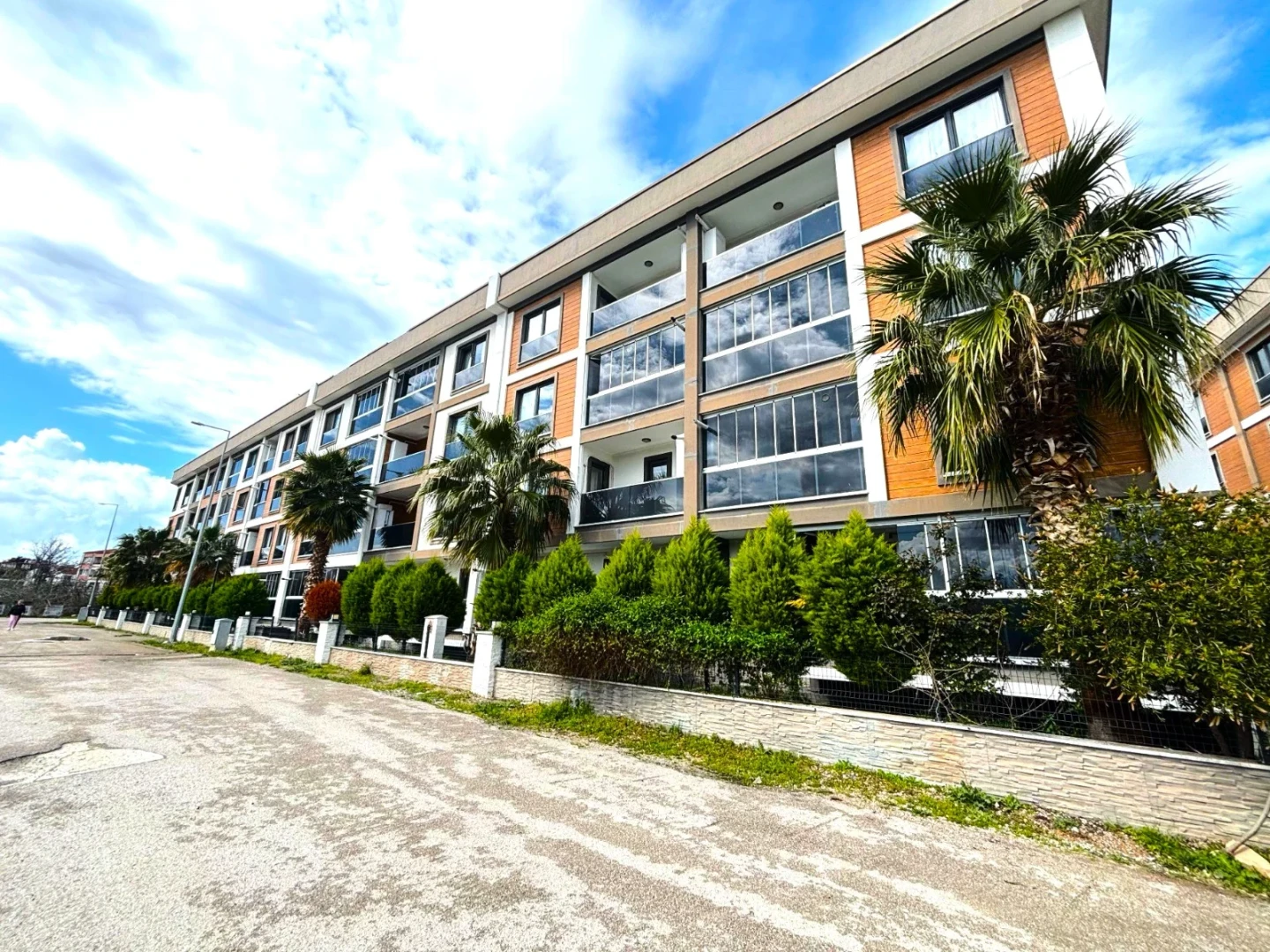 YÜKSELDEN AKÇAY'DA ULTRA LUX SİTEDE HAVUZ MANZARALI 1+1 DAİRE