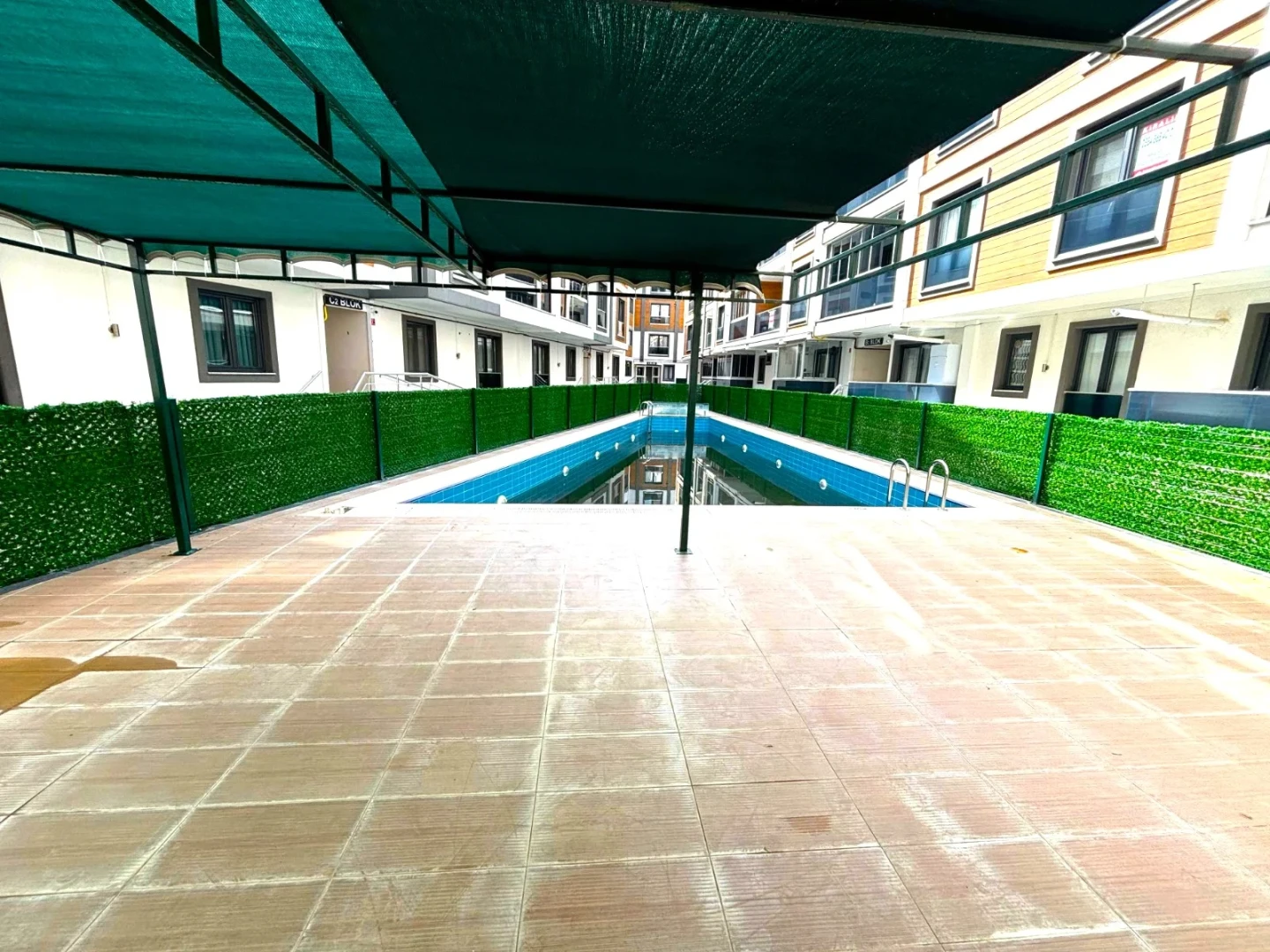 YÜKSELDEN AKÇAY'DA ULTRA LUX SİTEDE HAVUZ MANZARALI 1+1 DAİRE