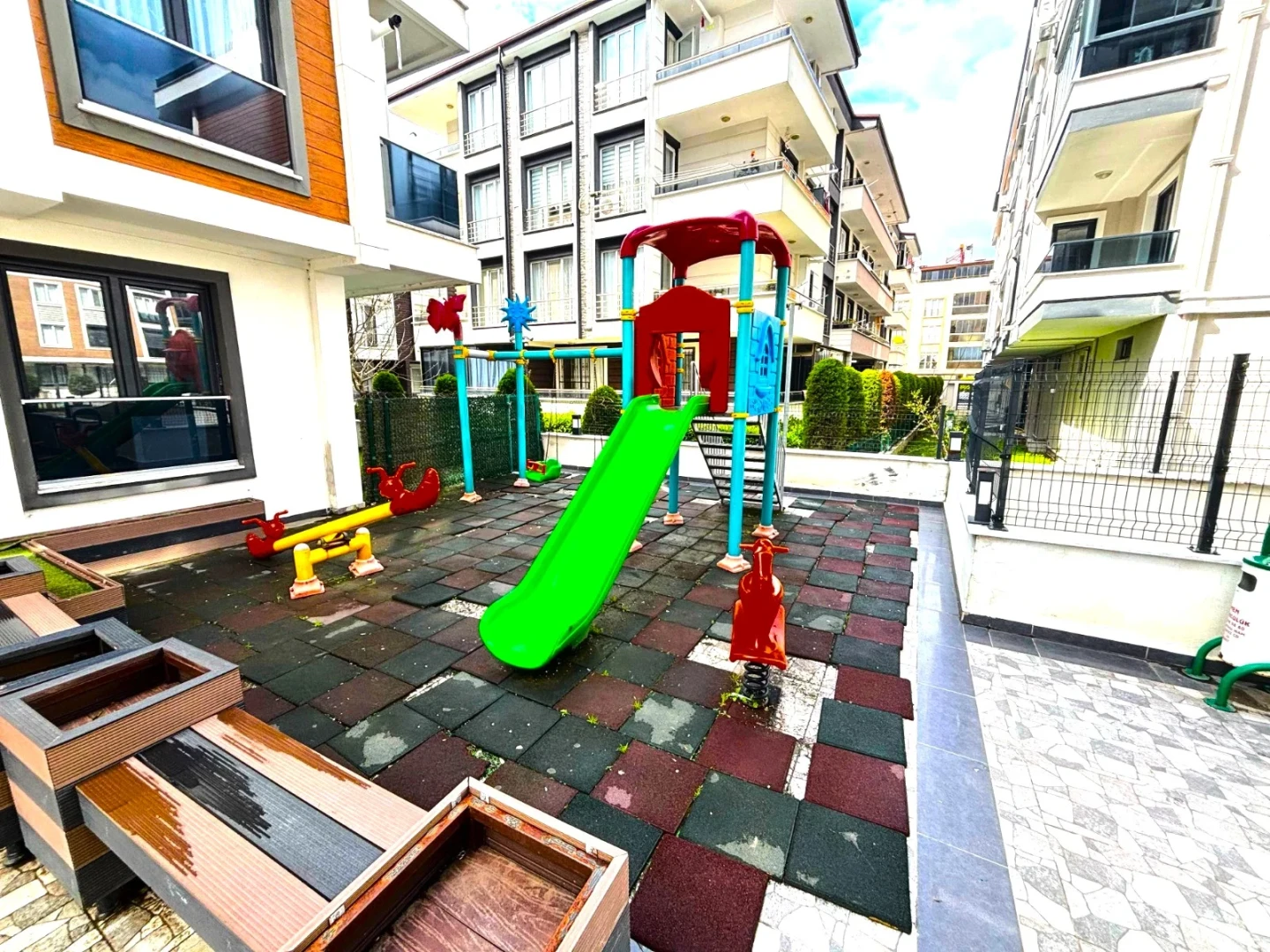 YÜKSELDEN AKÇAY'DA ULTRA LUX SİTEDE HAVUZ MANZARALI 1+1 DAİRE