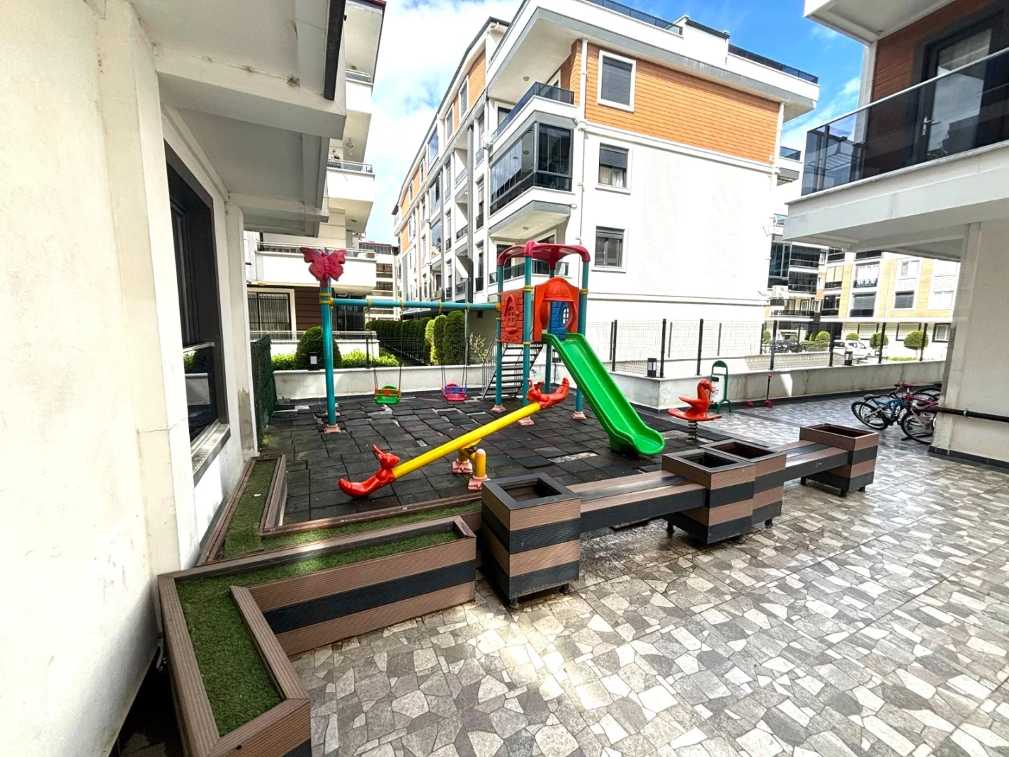 YÜKSELDEN AKÇAY'DA ULTRA LUX SİTEDE HAVUZ MANZARALI 1+1 DAİRE