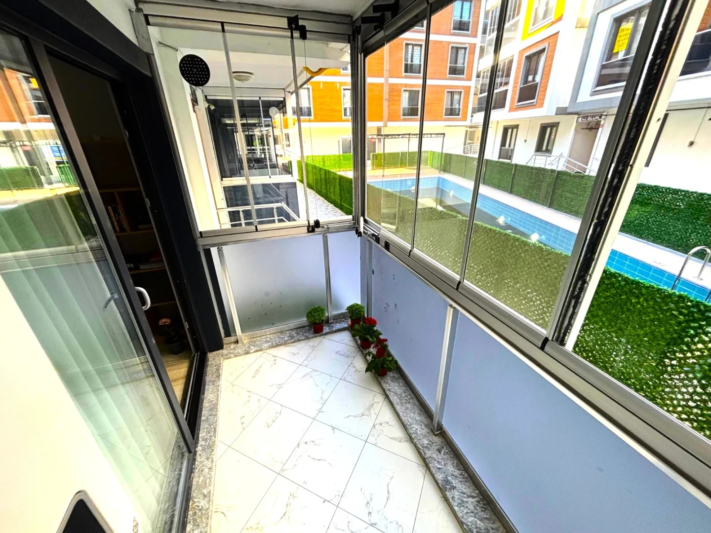 YÜKSELDEN AKÇAY'DA ULTRA LUX SİTEDE HAVUZ MANZARALI 1+1 DAİRE