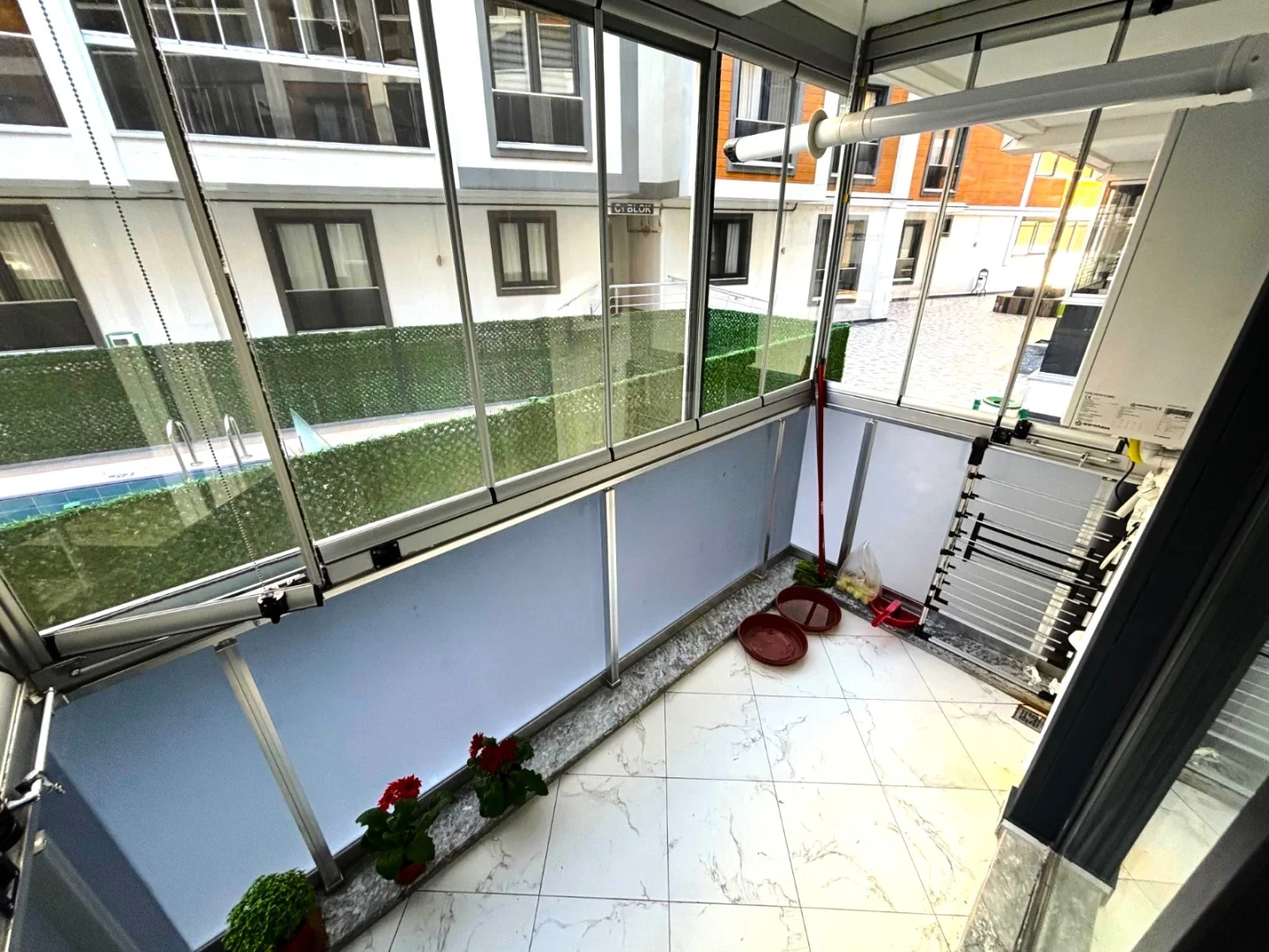 YÜKSELDEN AKÇAY'DA ULTRA LUX SİTEDE HAVUZ MANZARALI 1+1 DAİRE