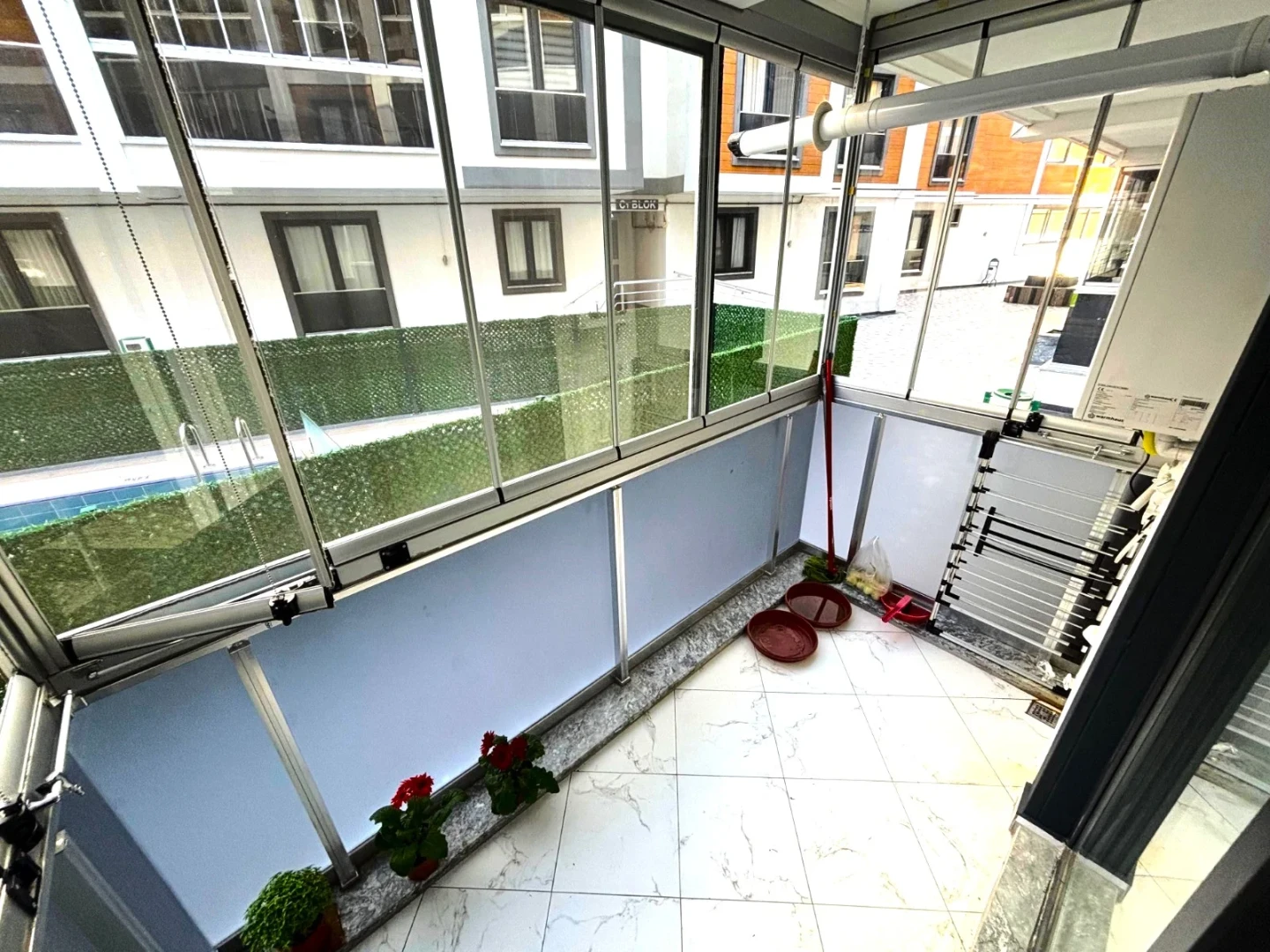 YÜKSELDEN AKÇAY'DA ULTRA LUX SİTEDE HAVUZ MANZARALI 1+1 DAİRE