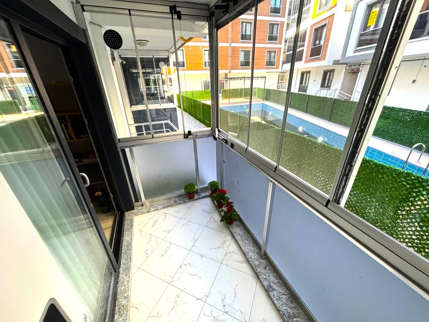 YÜKSELDEN AKÇAY'DA ULTRA LUX SİTEDE HAVUZ MANZARALI 1+1 DAİRE