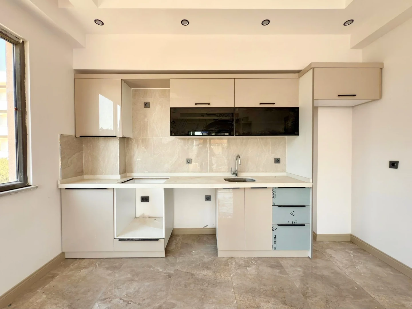 YÜKSELDEN ZEYTİNLİDE ARAKAT ÖNCEPHE 2+1 ULTRA LÜX DAİRE