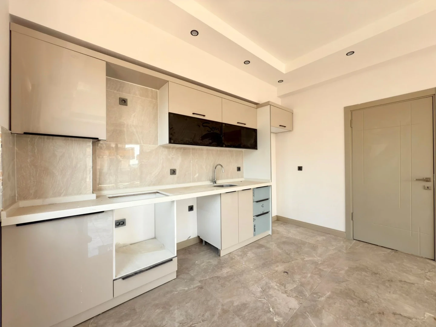YÜKSELDEN ZEYTİNLİDE ARAKAT ÖNCEPHE 2+1 ULTRA LÜX DAİRE
