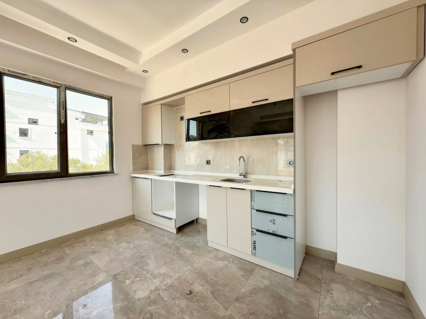 YÜKSELDEN ZEYTİNLİDE ARAKAT ÖNCEPHE 2+1 ULTRA LÜX DAİRE