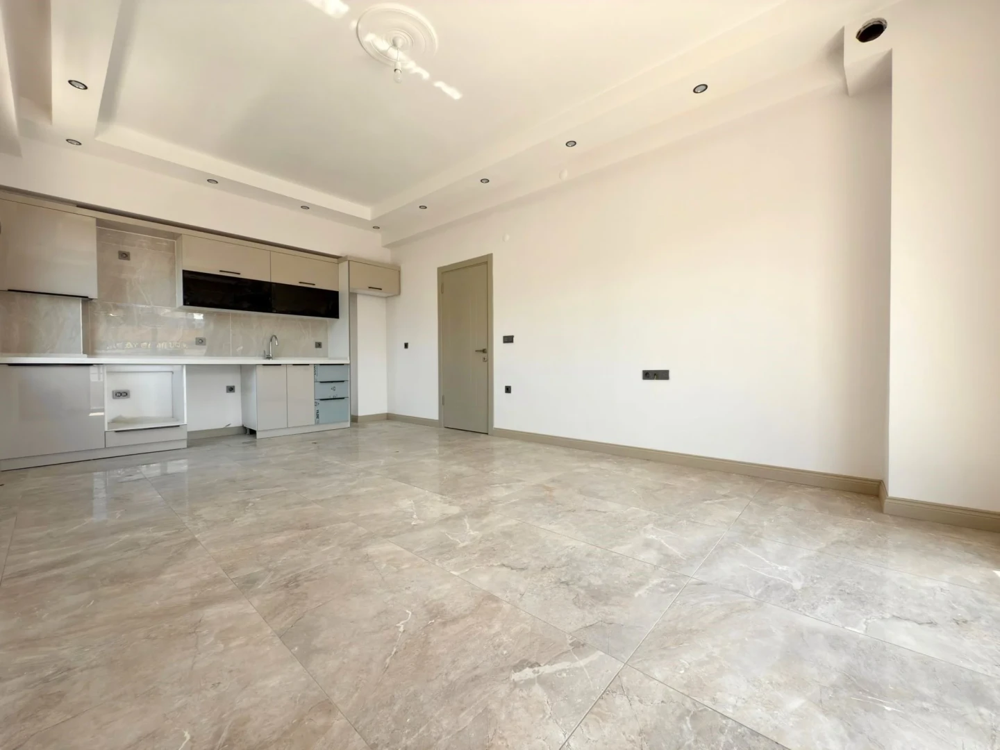 YÜKSELDEN ZEYTİNLİDE ARAKAT ÖNCEPHE 2+1 ULTRA LÜX DAİRE