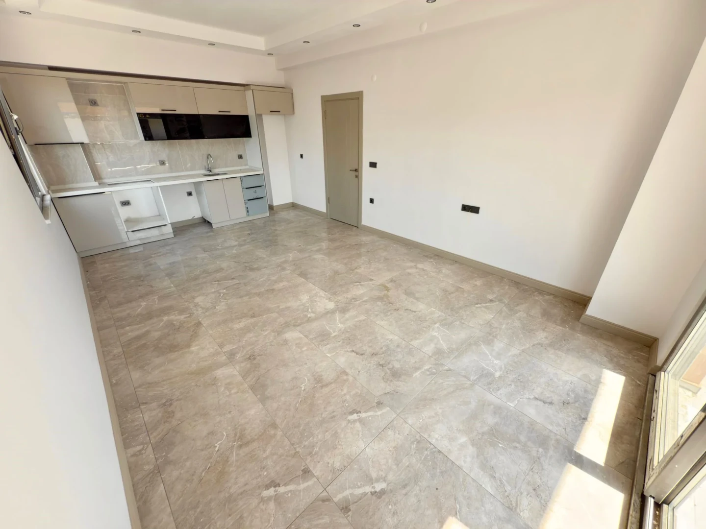 YÜKSELDEN ZEYTİNLİDE ARAKAT ÖNCEPHE 2+1 ULTRA LÜX DAİRE