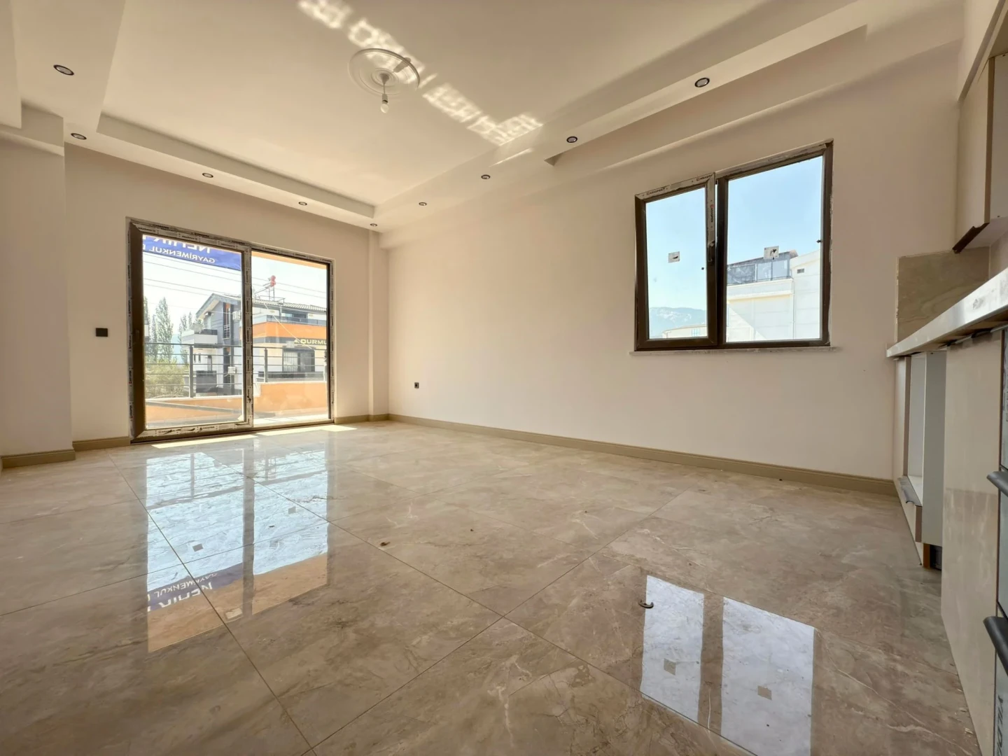YÜKSELDEN ZEYTİNLİDE ARAKAT ÖNCEPHE 2+1 ULTRA LÜX DAİRE