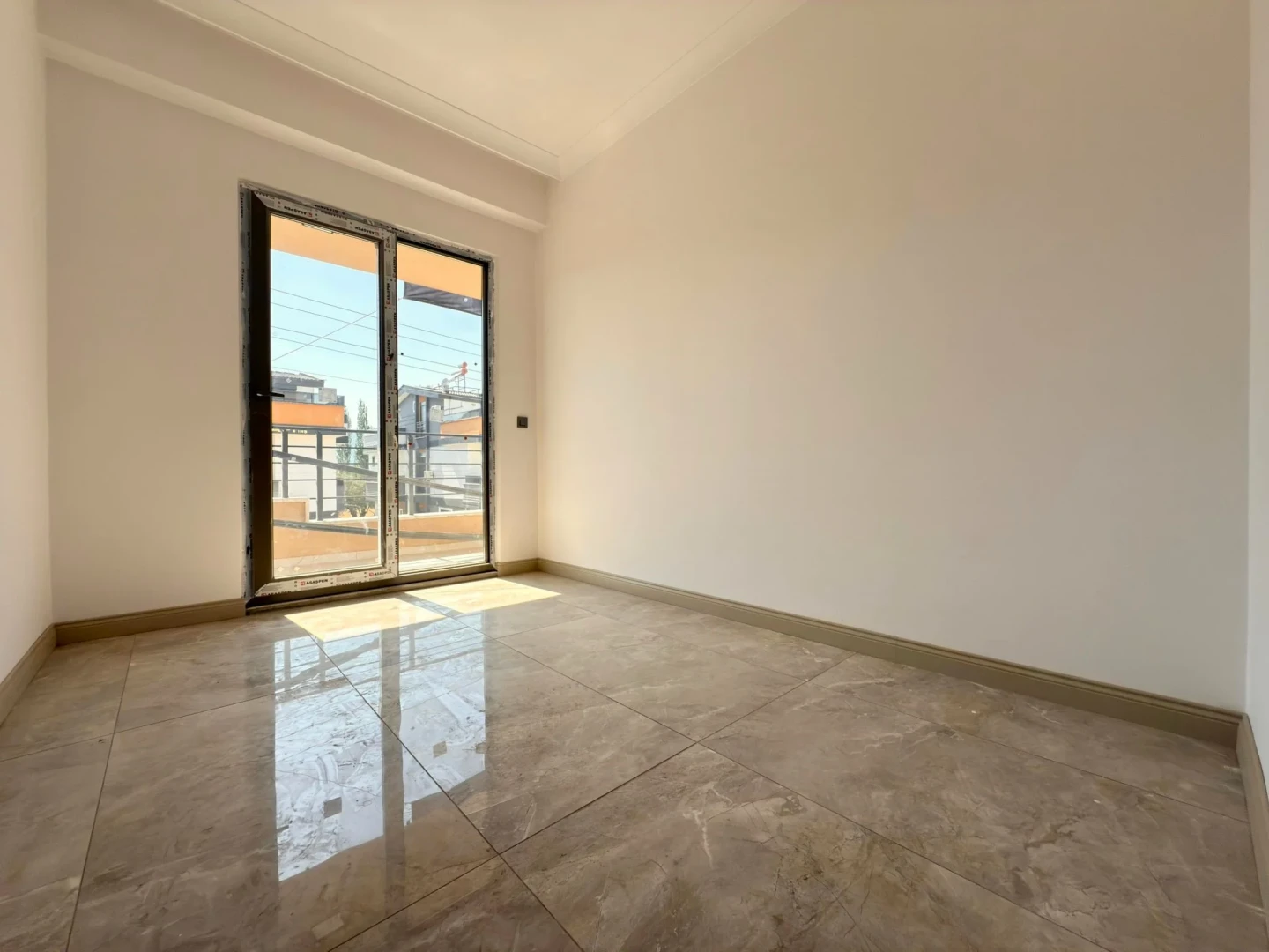 YÜKSELDEN ZEYTİNLİDE ARAKAT ÖNCEPHE 2+1 ULTRA LÜX DAİRE
