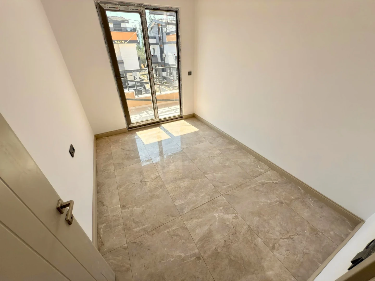 YÜKSELDEN ZEYTİNLİDE ARAKAT ÖNCEPHE 2+1 ULTRA LÜX DAİRE