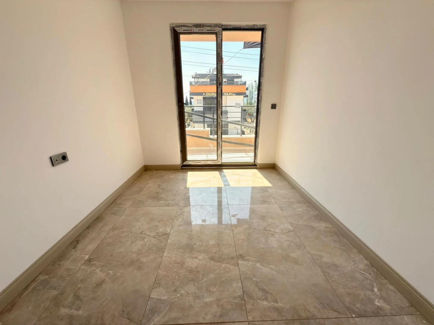 YÜKSELDEN ZEYTİNLİDE ARAKAT ÖNCEPHE 2+1 ULTRA LÜX DAİRE